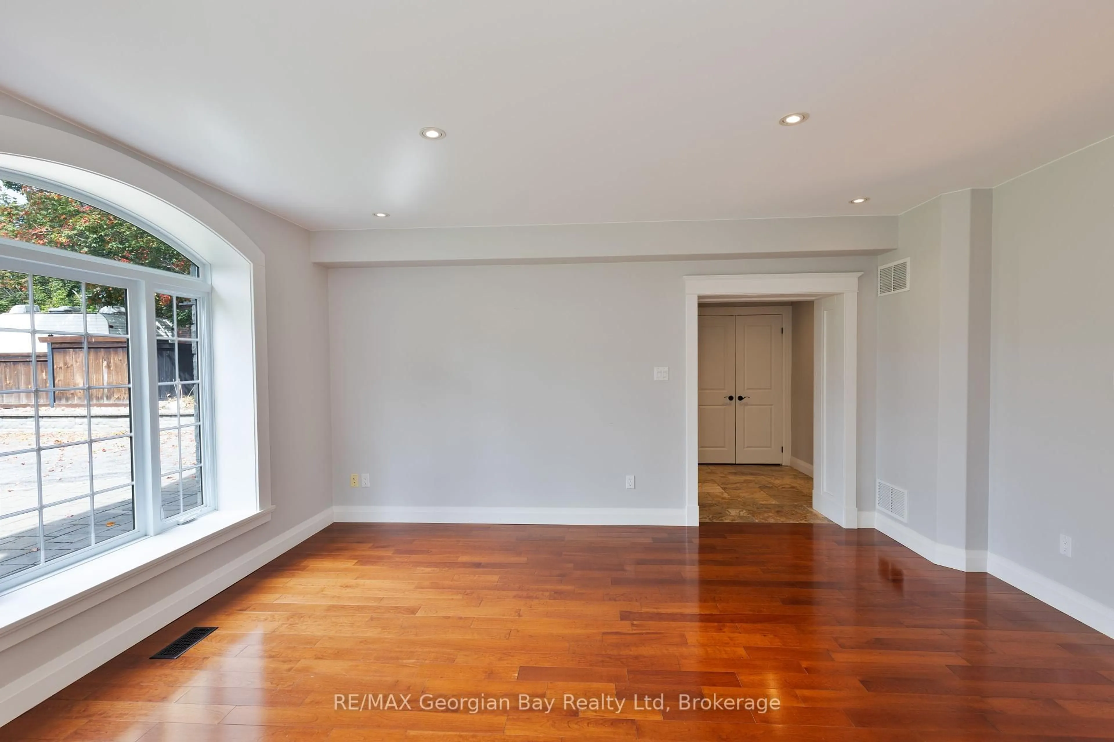 A pic of a room for 105 Duckworth St, Barrie Ontario L4M 3V9
