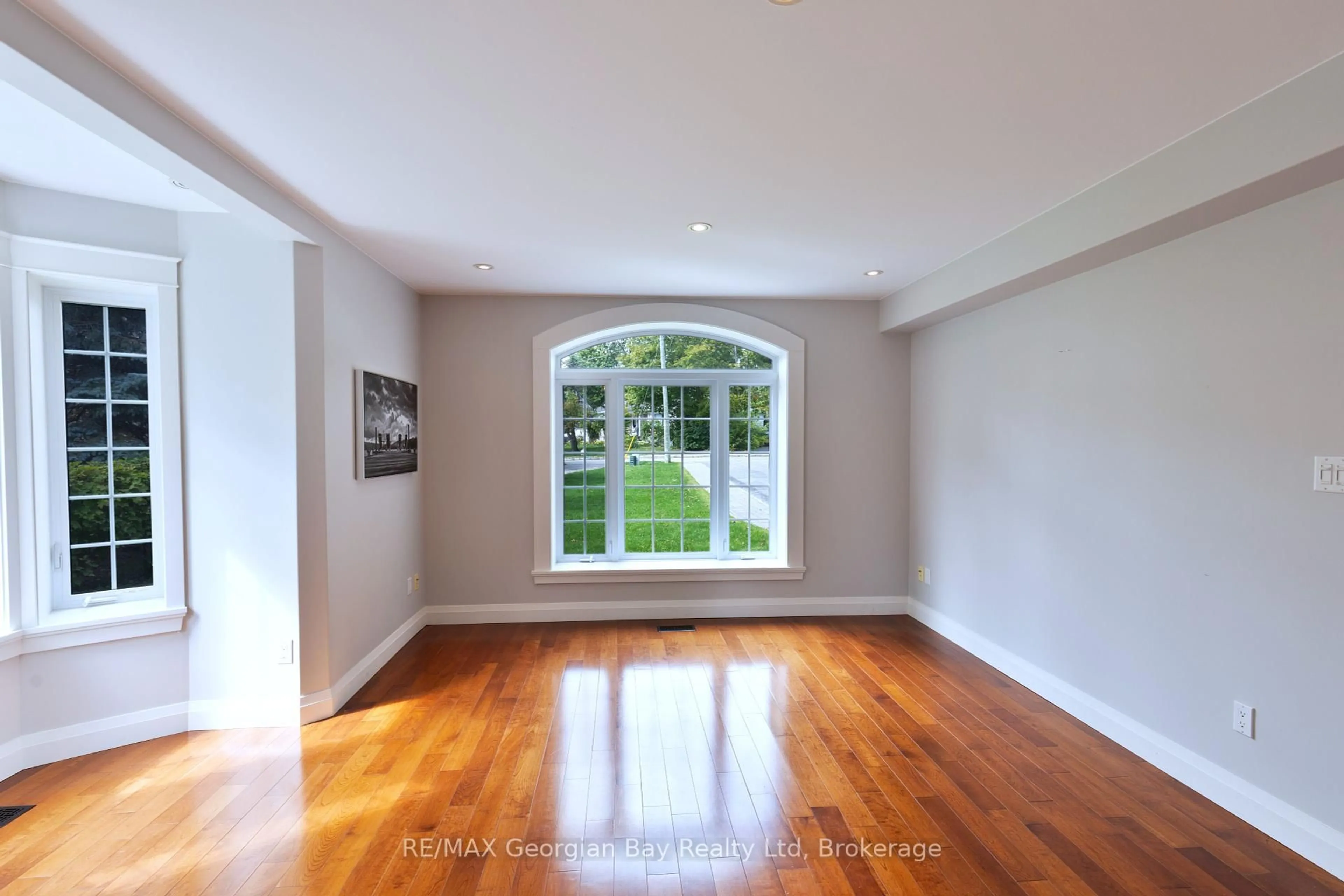 Unknown for 105 Duckworth St, Barrie Ontario L4M 3V9