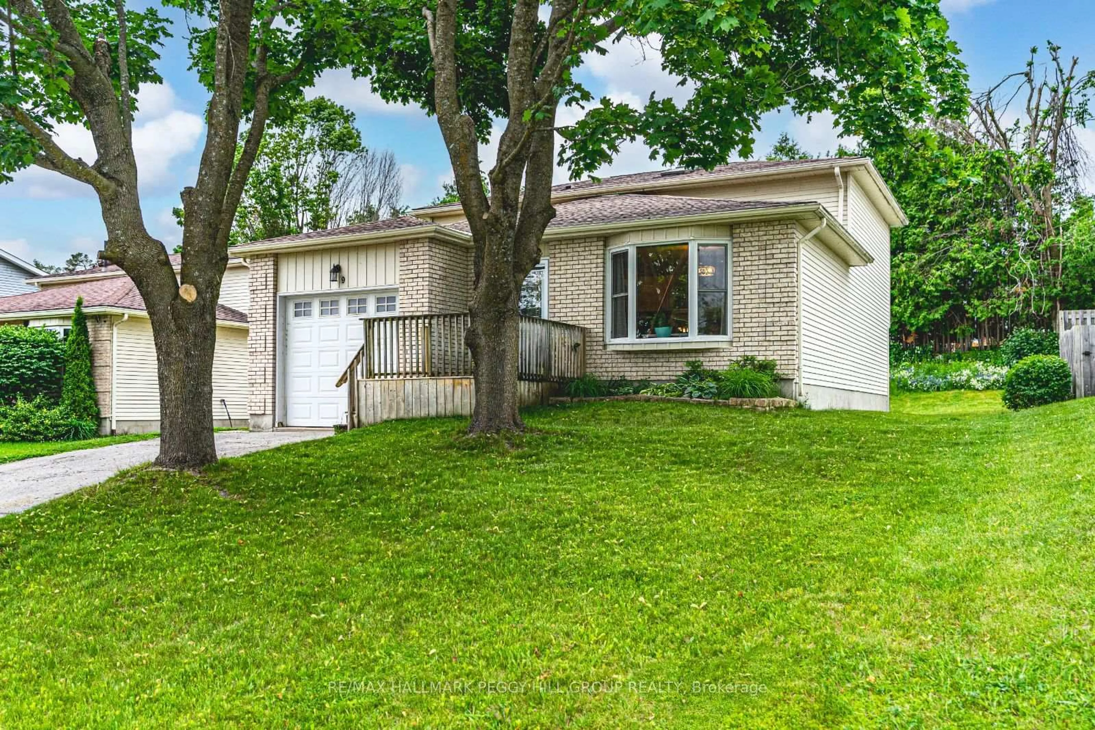Home with vinyl exterior material, street for 29 First St, Orillia Ontario L3V 4A8