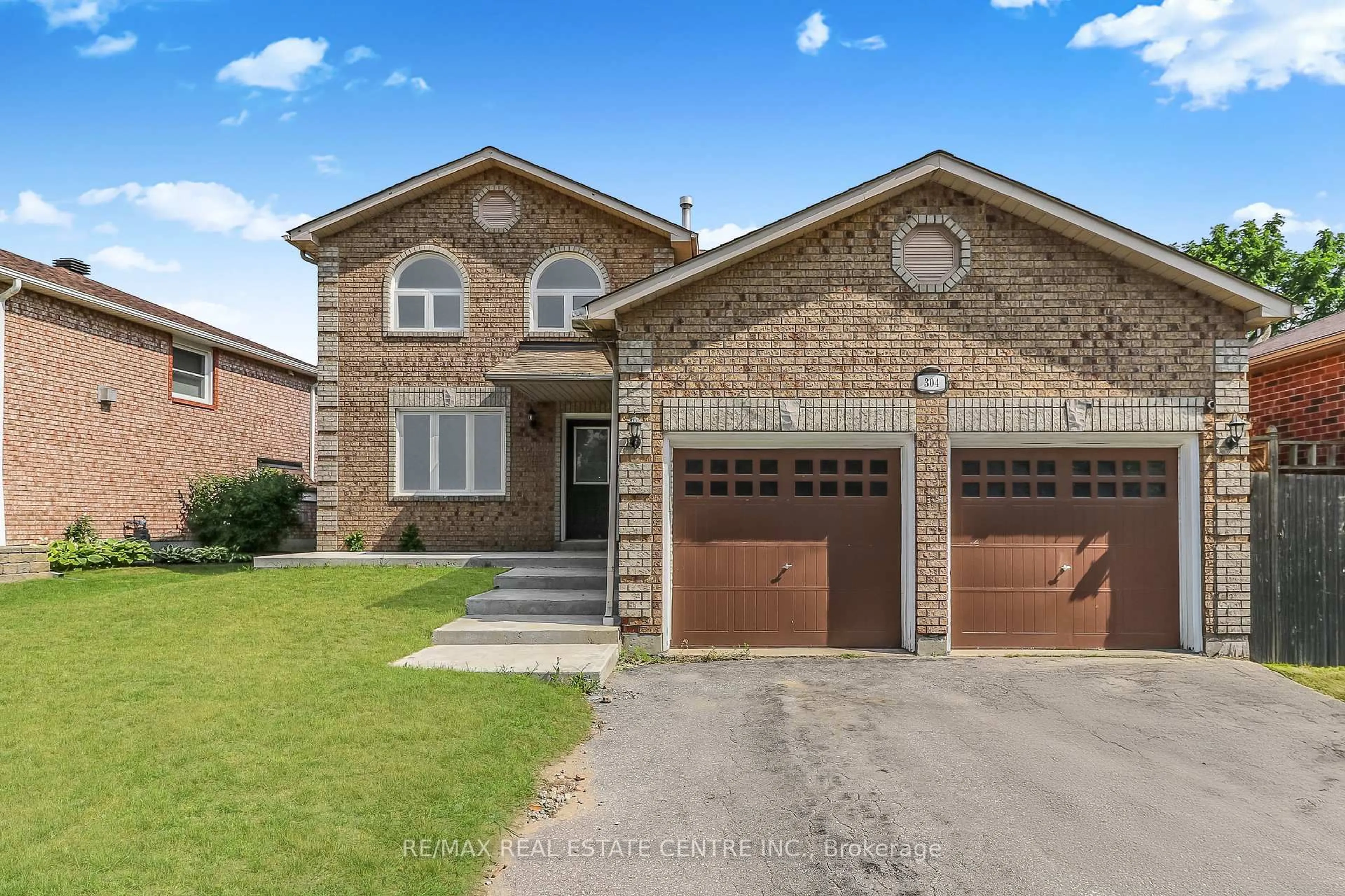 Home with brick exterior material, street for 304 Cundles Rd, Barrie Ontario L4N 7C9