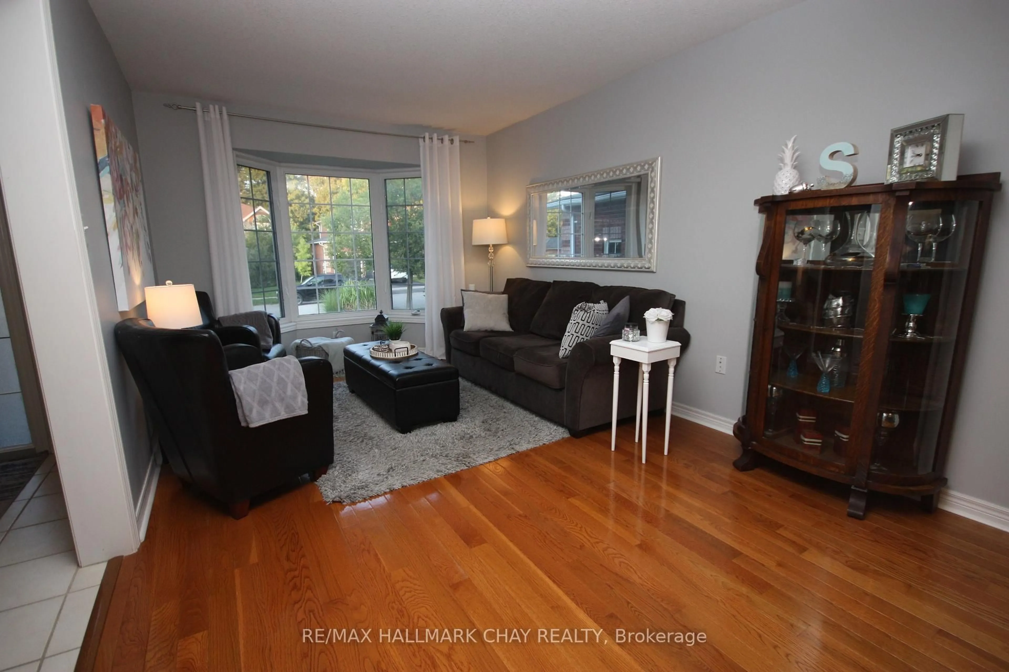 Living room with furniture, wood/laminate floor for 105 Crompton Dr, Barrie Ontario L4M 6N9