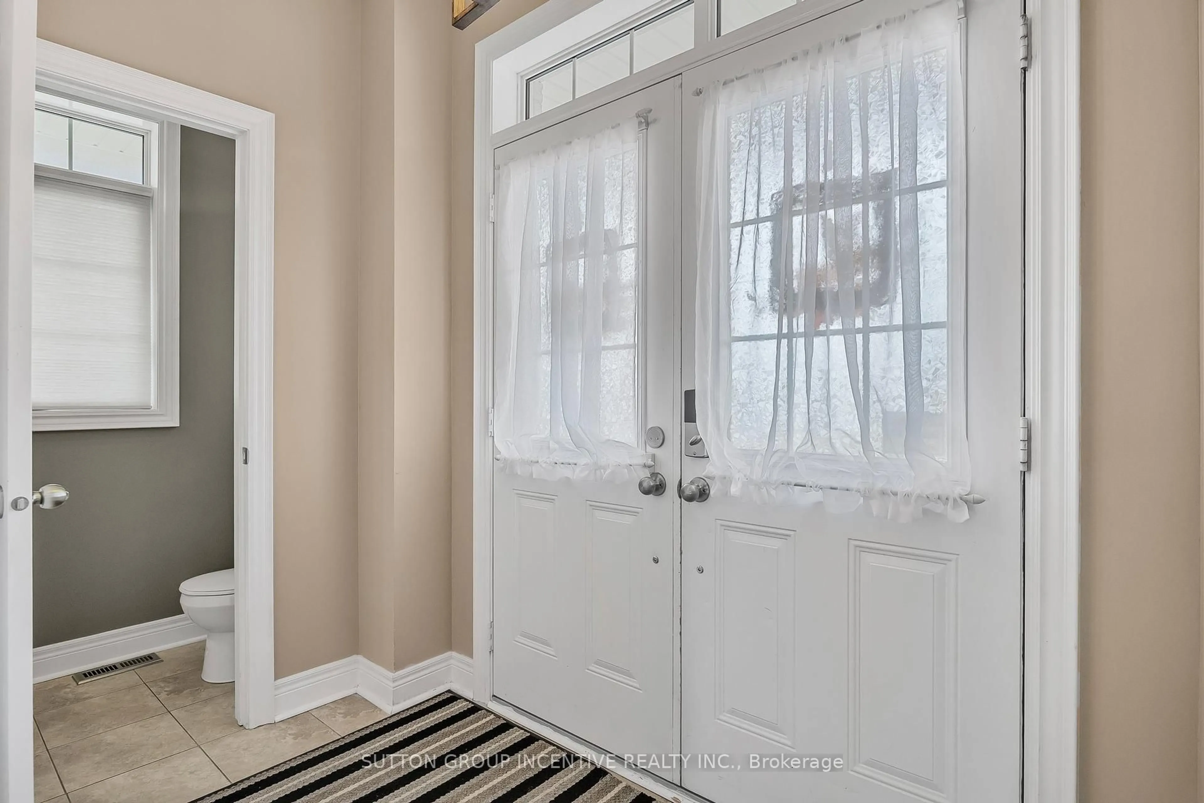 Indoor entryway for 76 Forsyth Cres, Barrie Ontario L4N 6R1