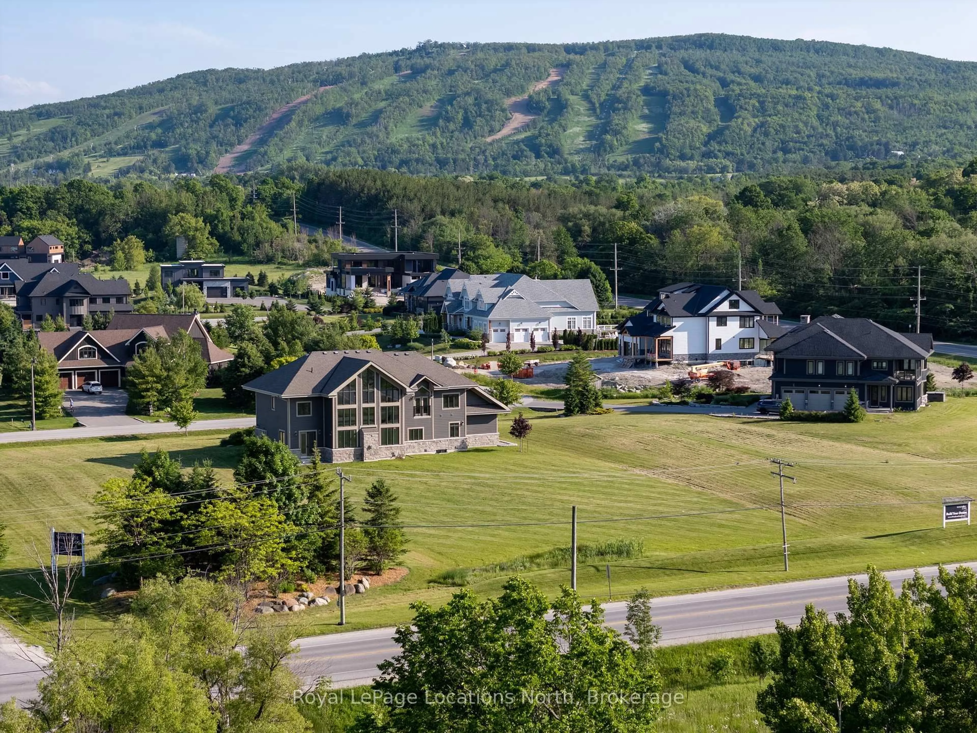 A pic from outside/outdoor area/front of a property/back of a property/a pic from drone, mountain view for 11 WINDROSE VALLEY Blvd, Clearview Ontario L9Y 0K2