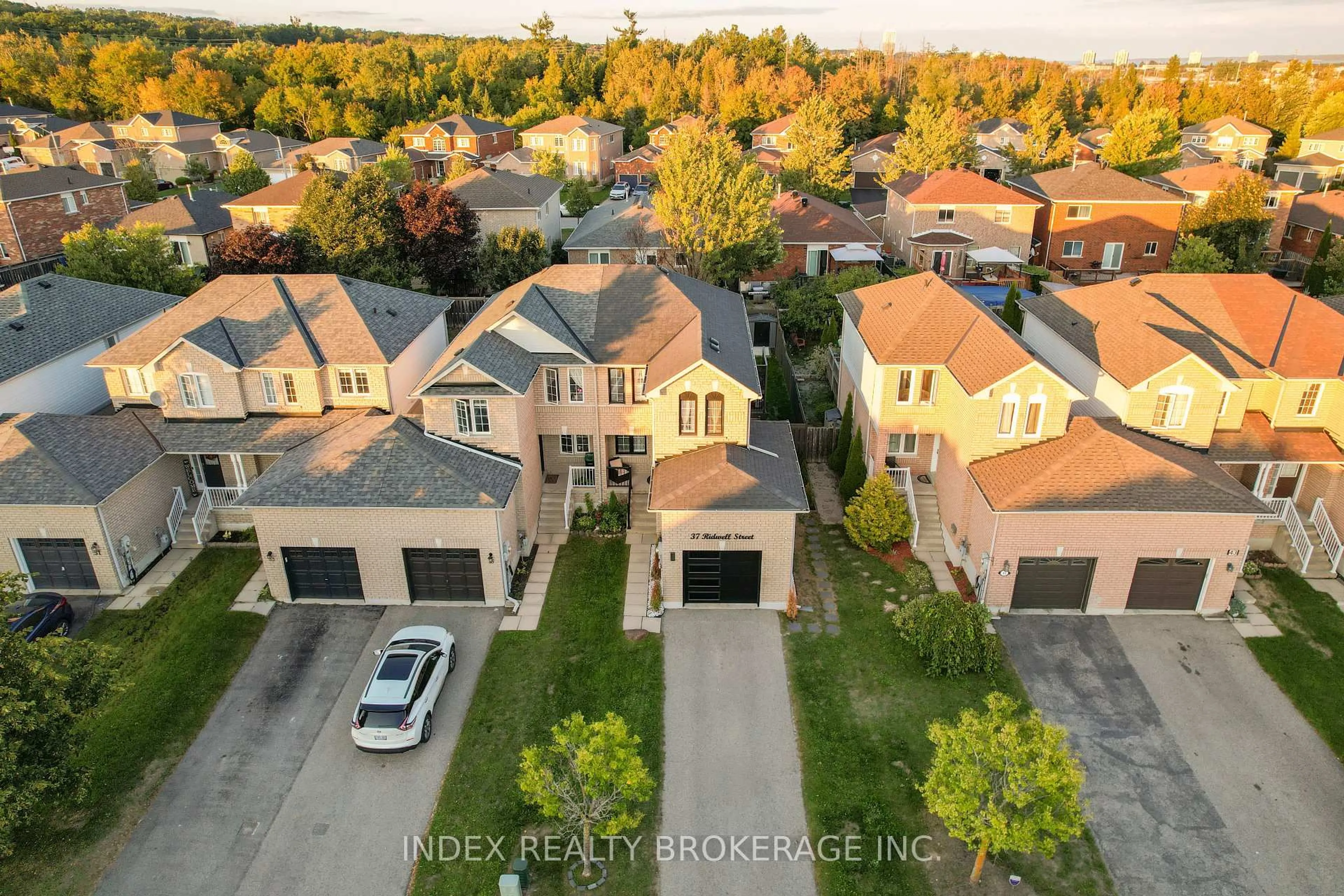 A pic from outside/outdoor area/front of a property/back of a property/a pic from drone, street for 37 Ridwell St, Barrie Ontario L4N 0W8