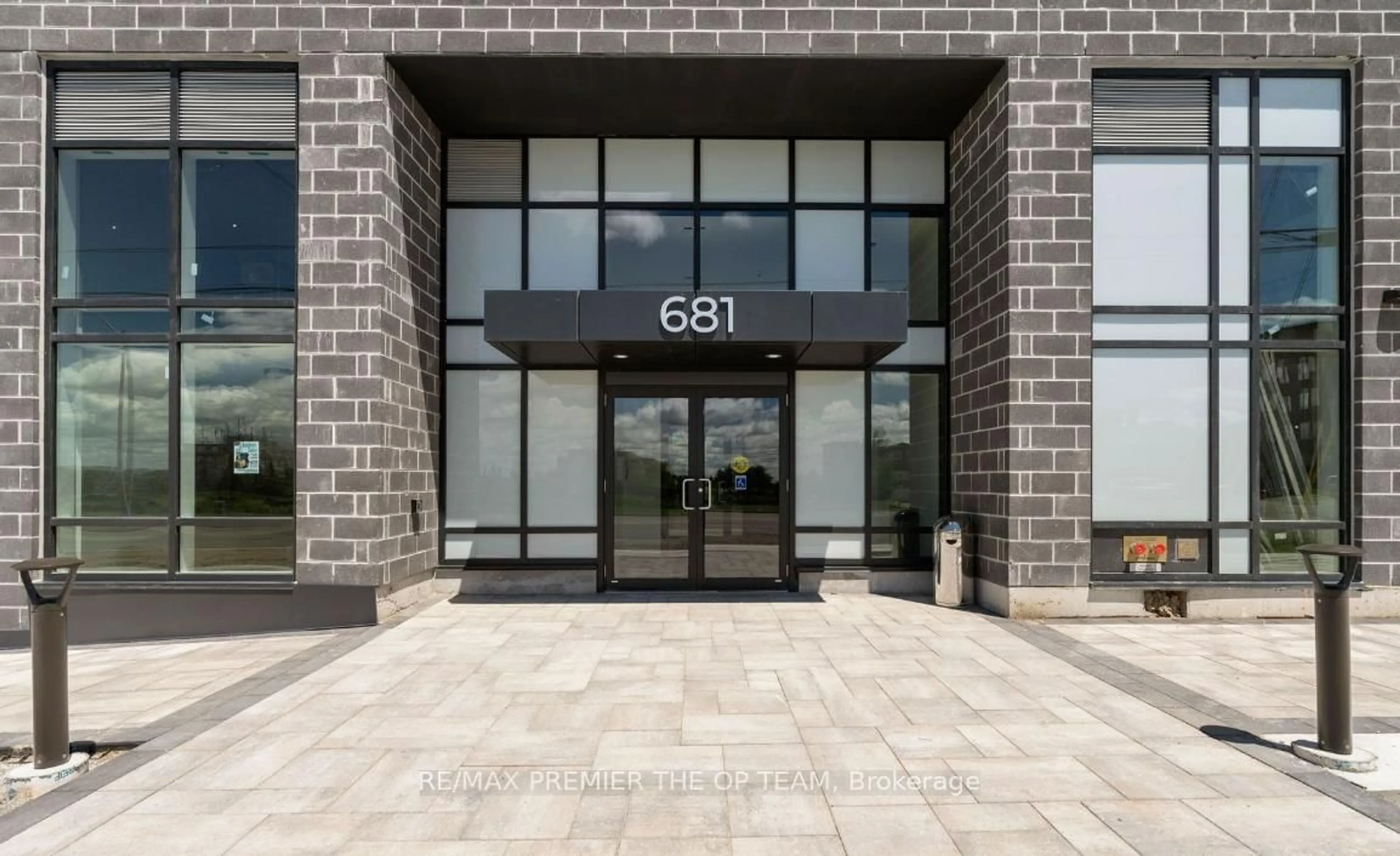 Indoor foyer for 681 Yonge St #416, Barrie Ontario L9J 0K1
