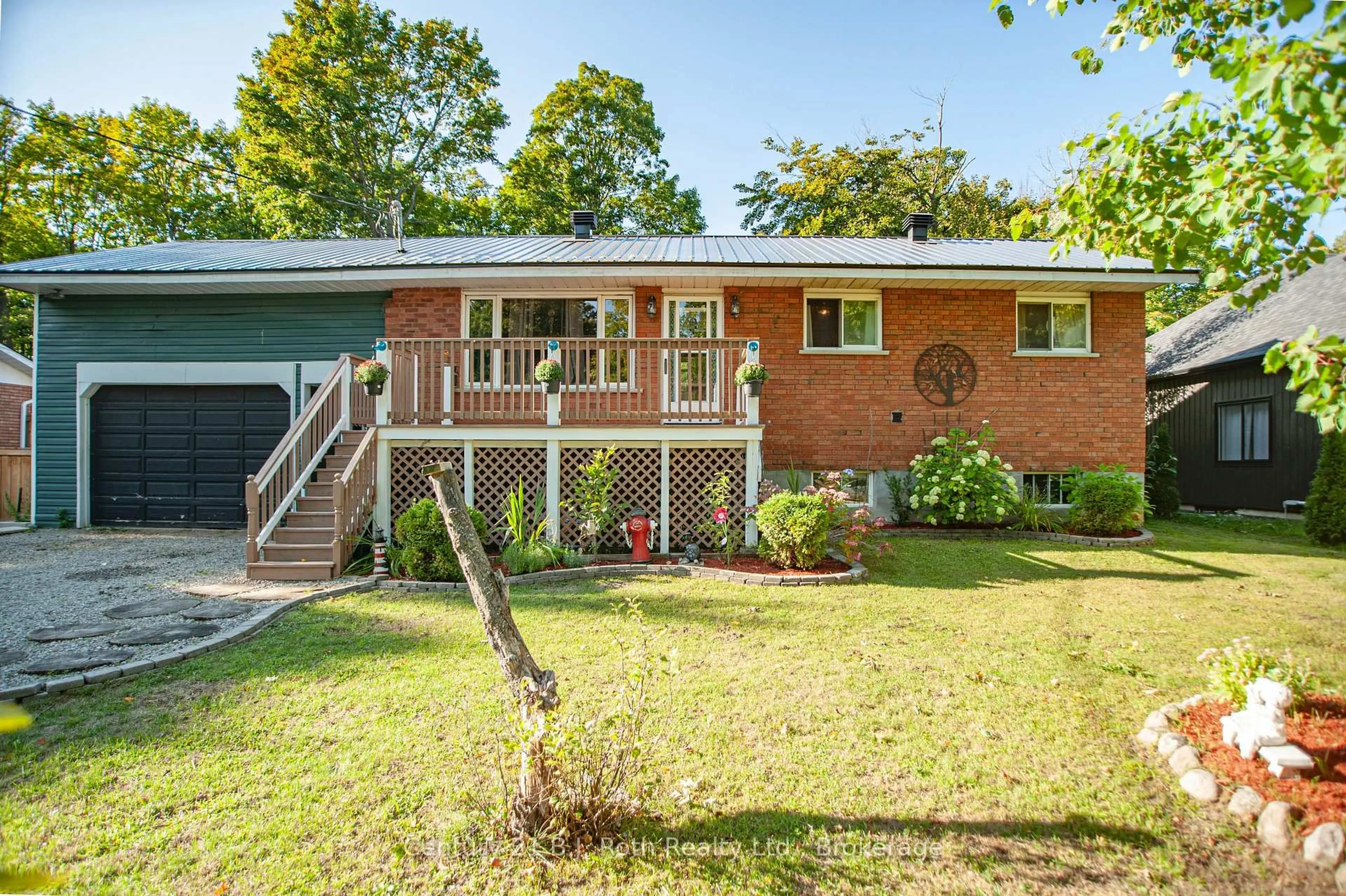 A pic from outside/outdoor area/front of a property/back of a property/a pic from drone, unknown for 18 Mundy Ave, Tiny Ontario L9M 0B5