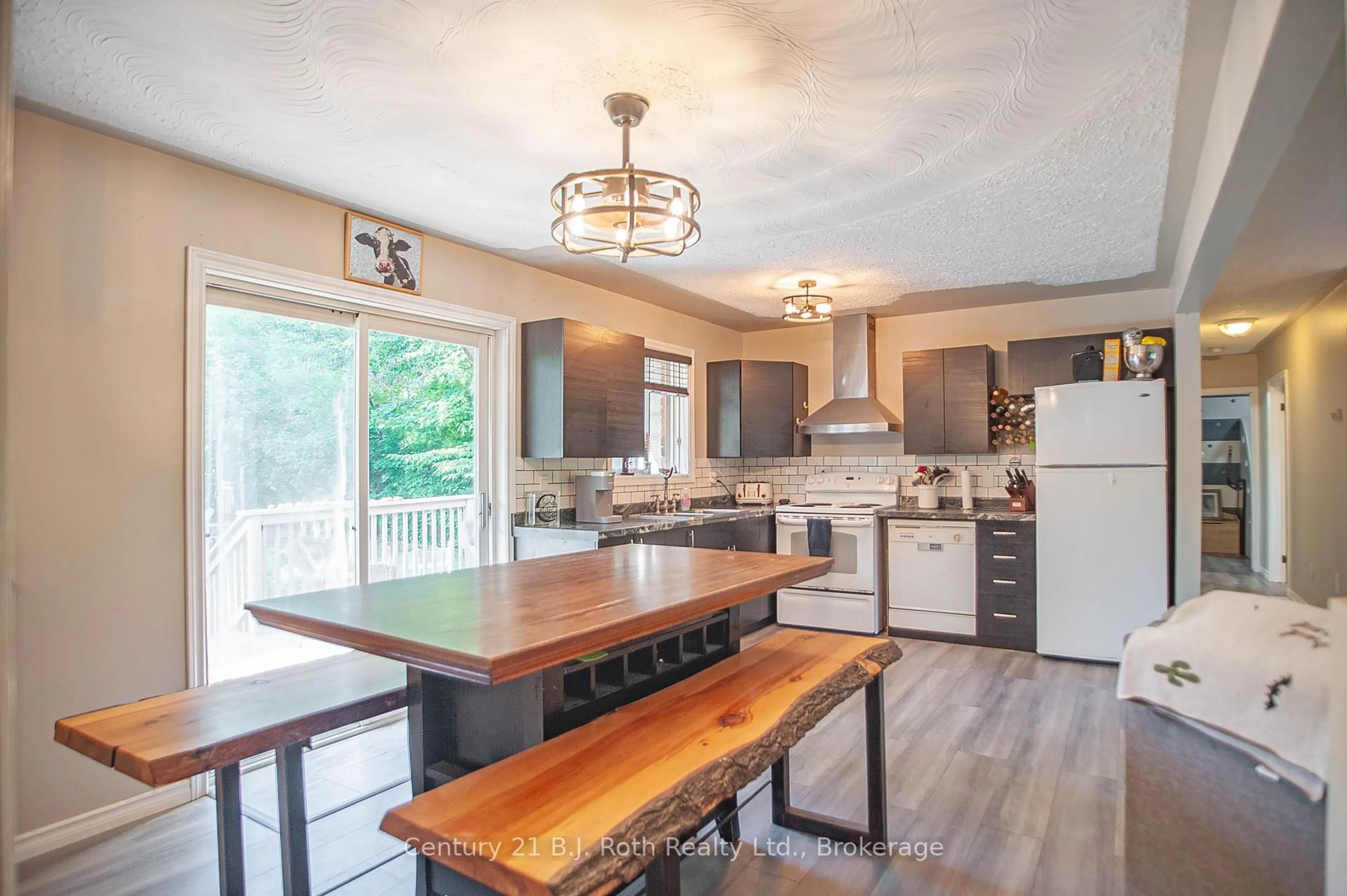 Open concept kitchen, wood/laminate floor for 18 Mundy Ave, Tiny Ontario L9M 0B5