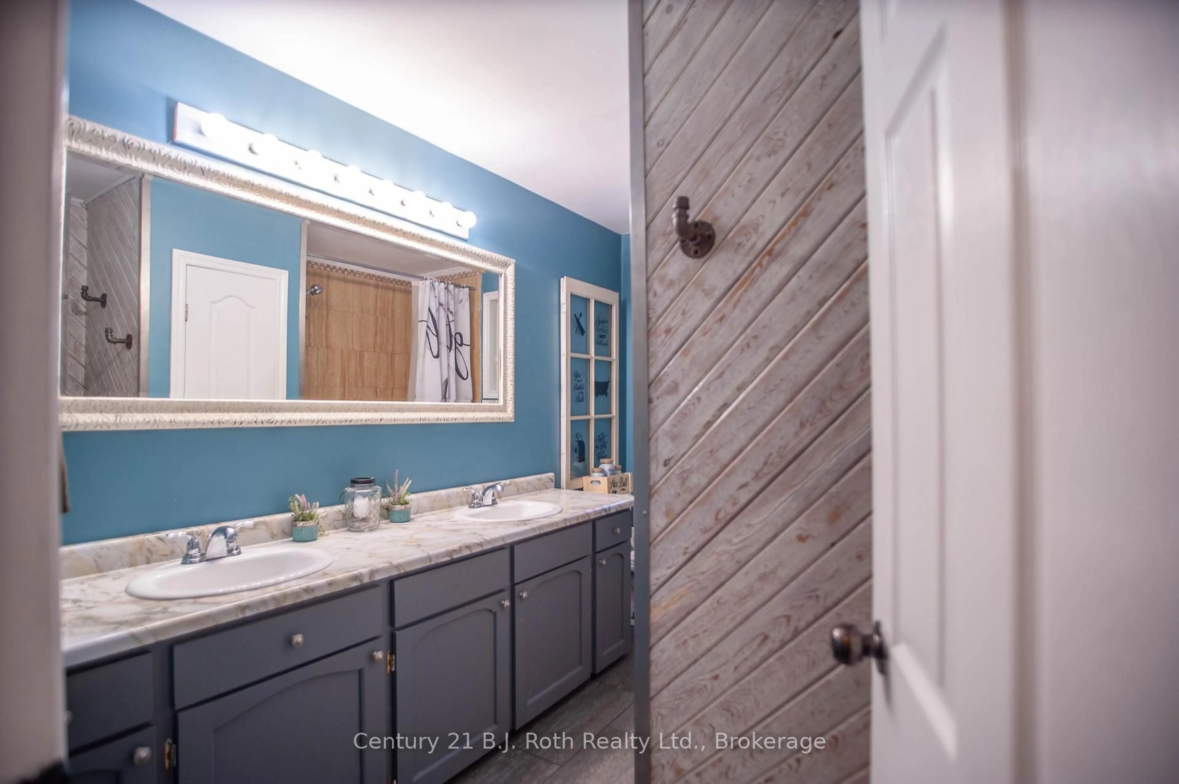 Contemporary bathroom, ceramic/tile floor for 18 Mundy Ave, Tiny Ontario L9M 0B5