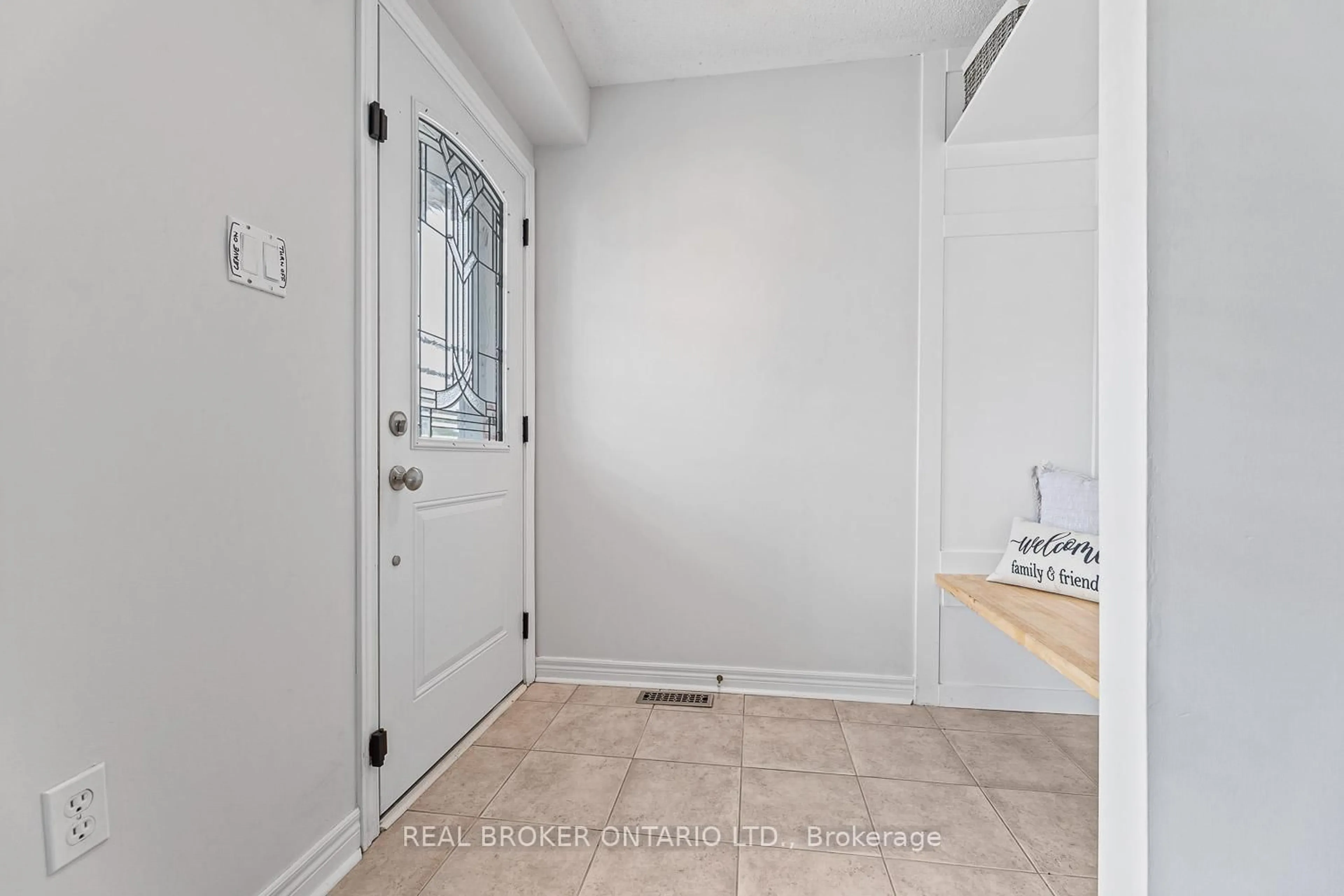 Indoor entryway for 89 Bentley Cres, Barrie Ontario L4N 0Z1