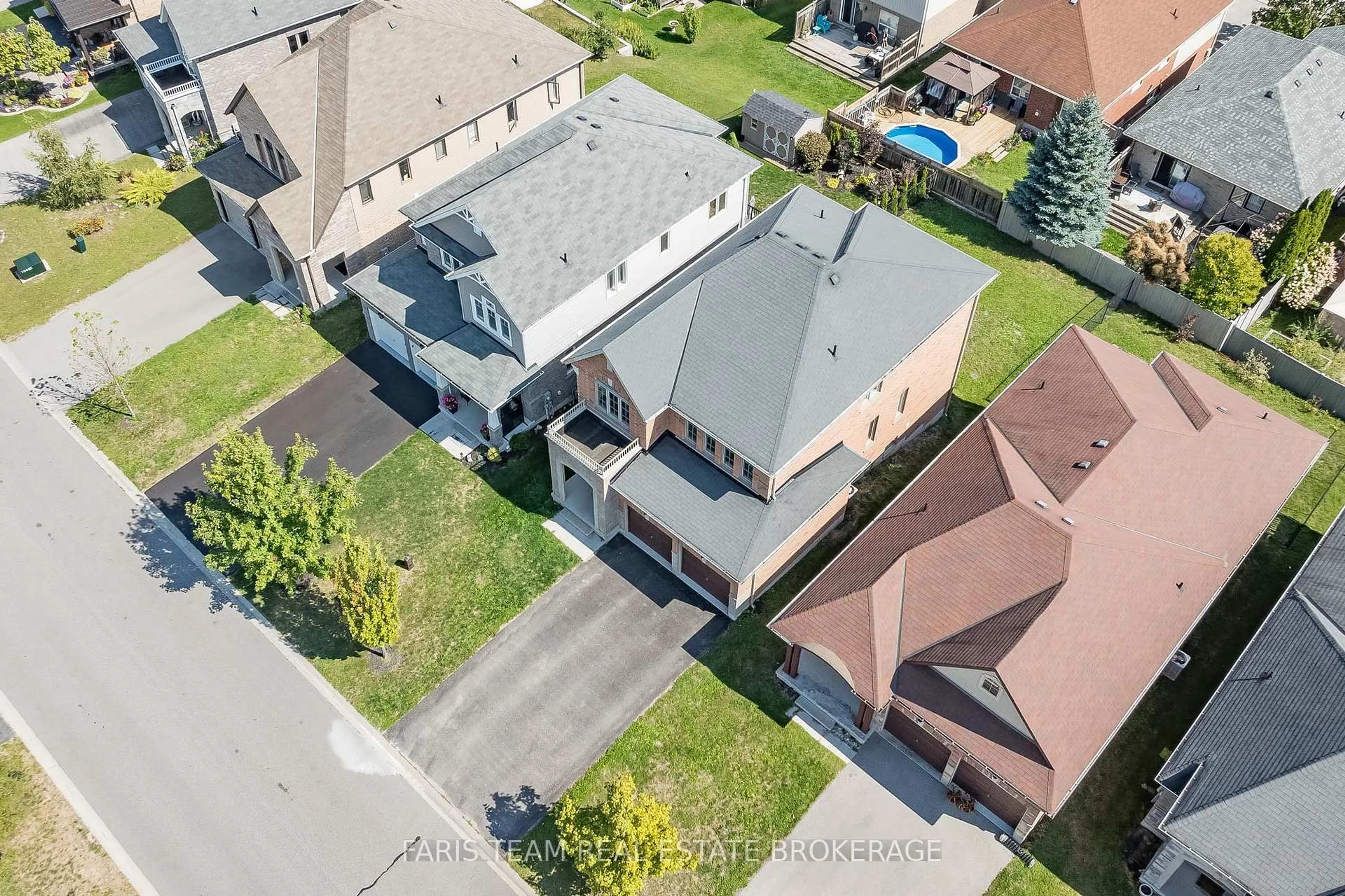 A pic from outside/outdoor area/front of a property/back of a property/a pic from drone, street for 3137 Emperor Dr, Orillia Ontario L3V 6H2