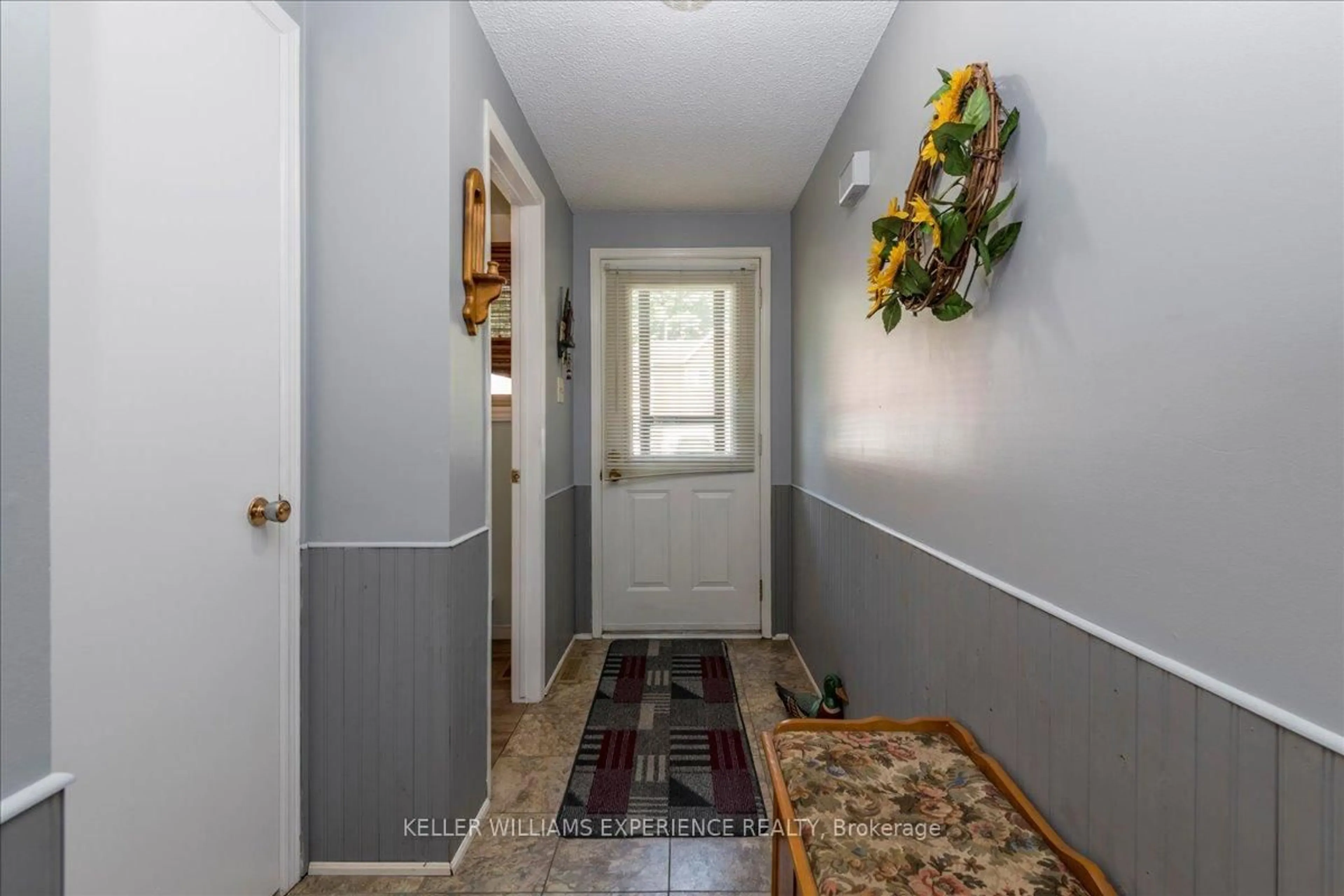 Indoor entryway for 15 Shadowood Rd, Barrie Ontario L4N 7K5