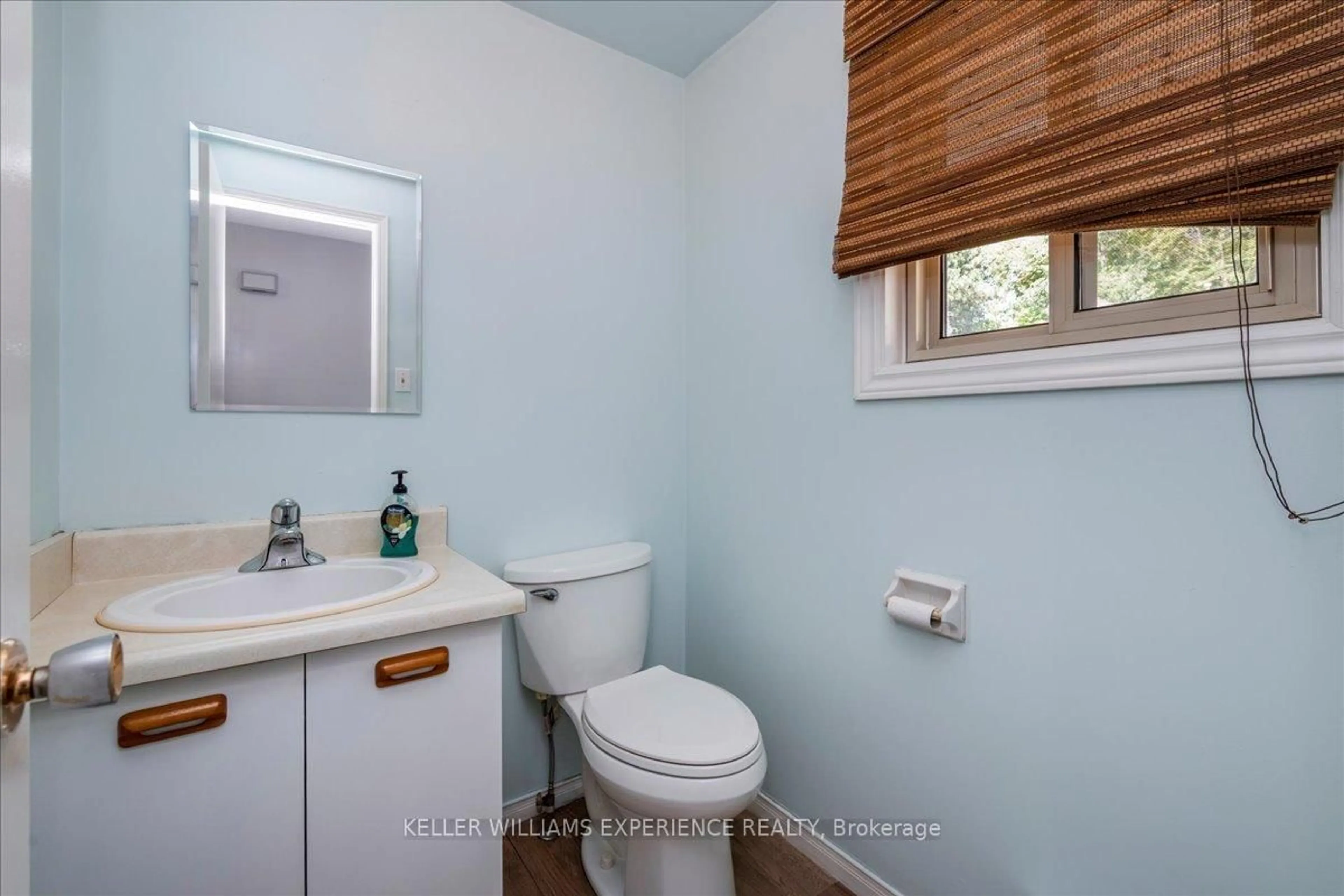 Standard bathroom, ceramic/tile floor for 15 Shadowood Rd, Barrie Ontario L4N 7K5