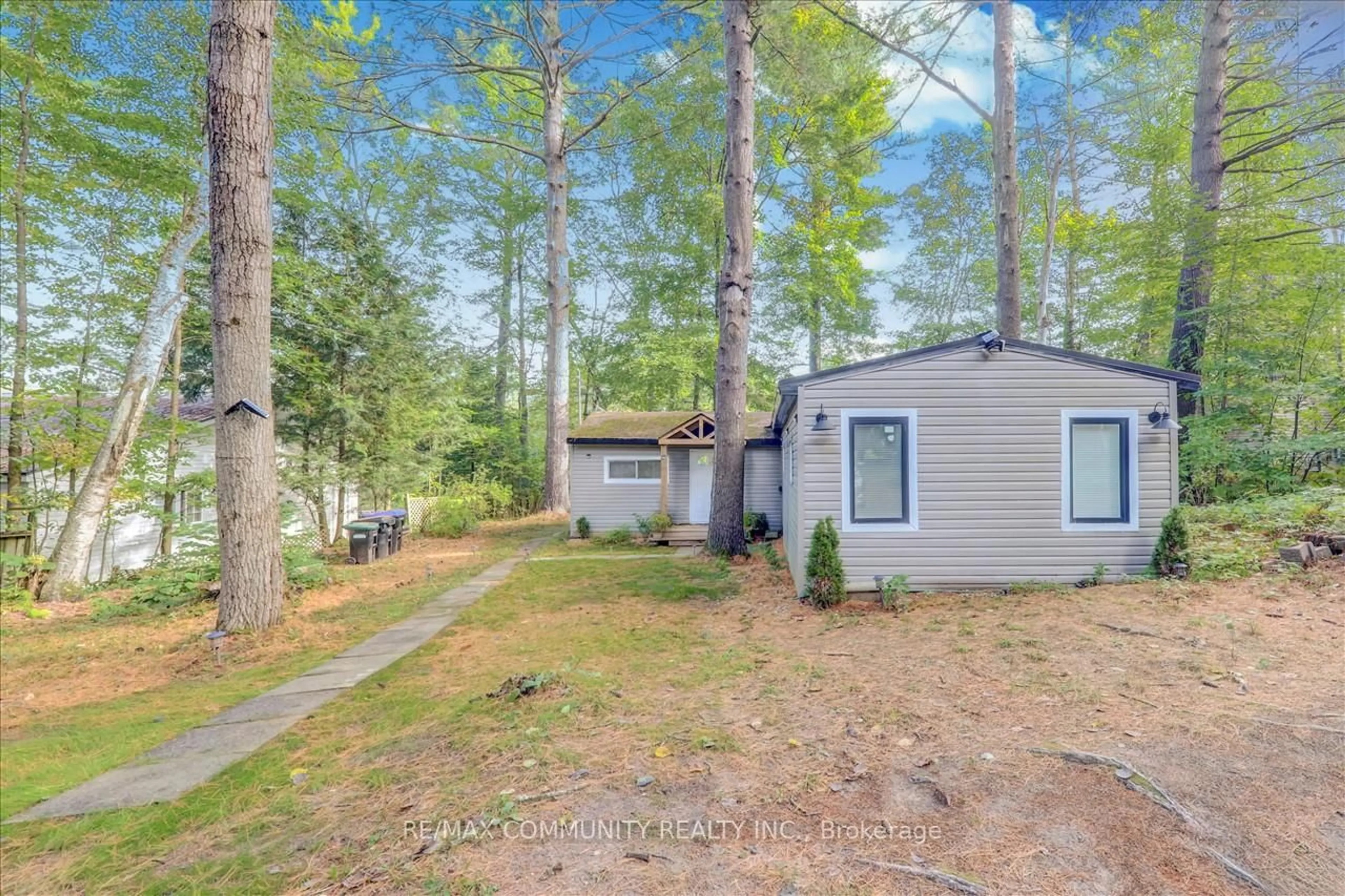 A pic from outside/outdoor area/front of a property/back of a property/a pic from drone, unknown for 4294 Canal Rd, Severn Ontario L0K 2B0
