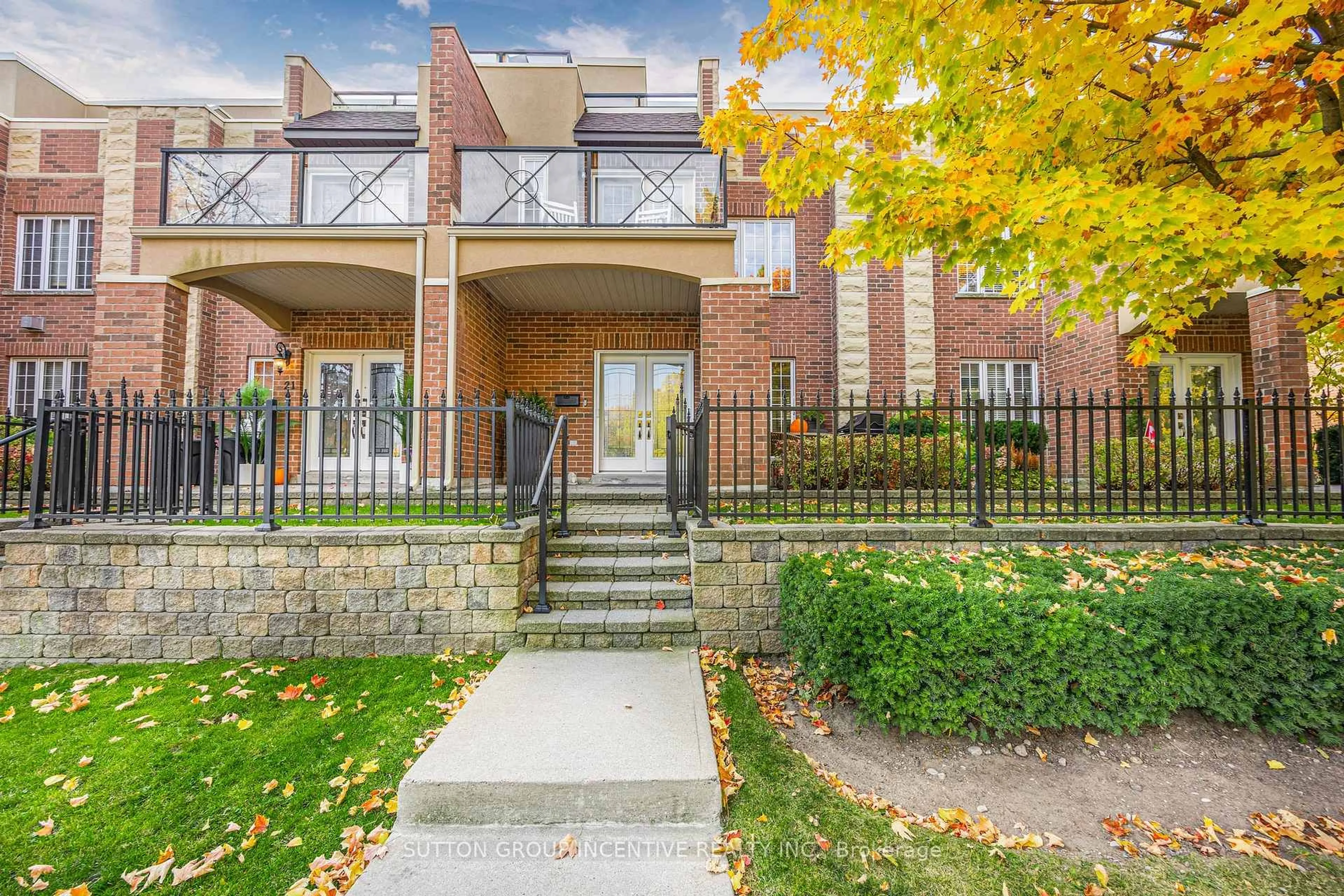 Home with brick exterior material, street for 19 White Oaks Rd #8, Barrie Ontario L4N 5A2