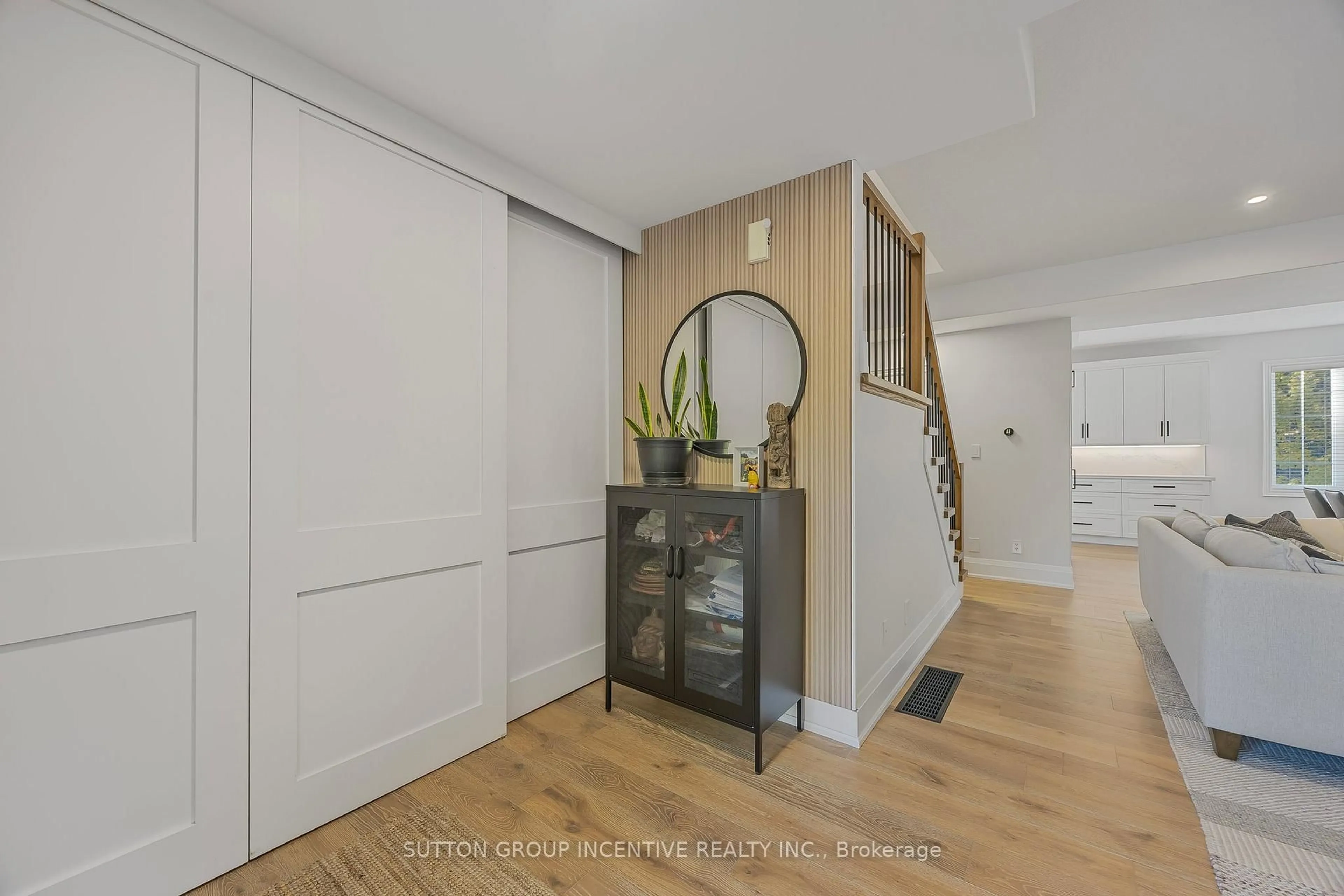 Indoor entryway for 19 White Oaks Rd #8, Barrie Ontario L4N 5A2