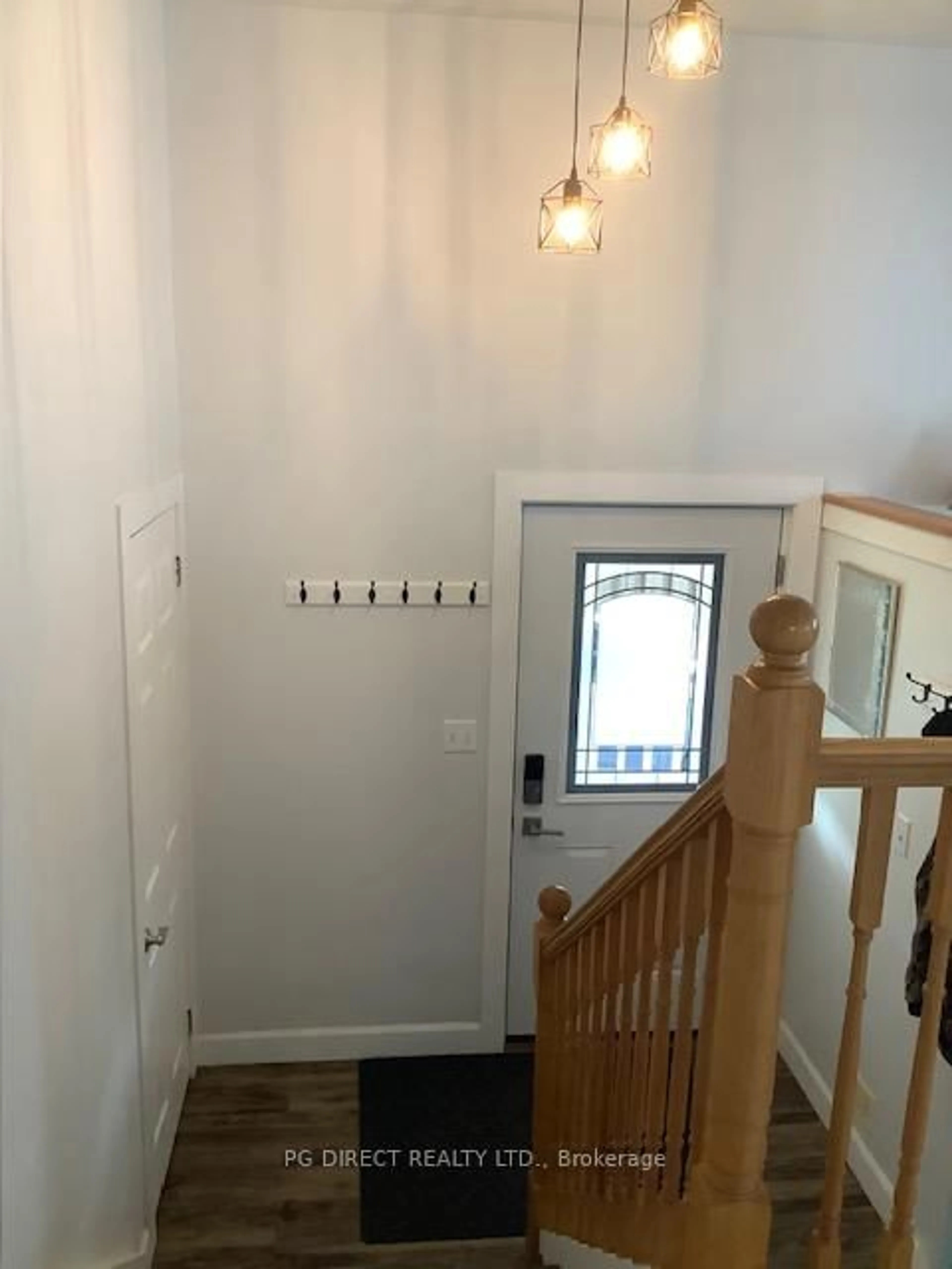 Indoor foyer for 9 Brick Pond Rd, Severn Ontario L0K 1E0