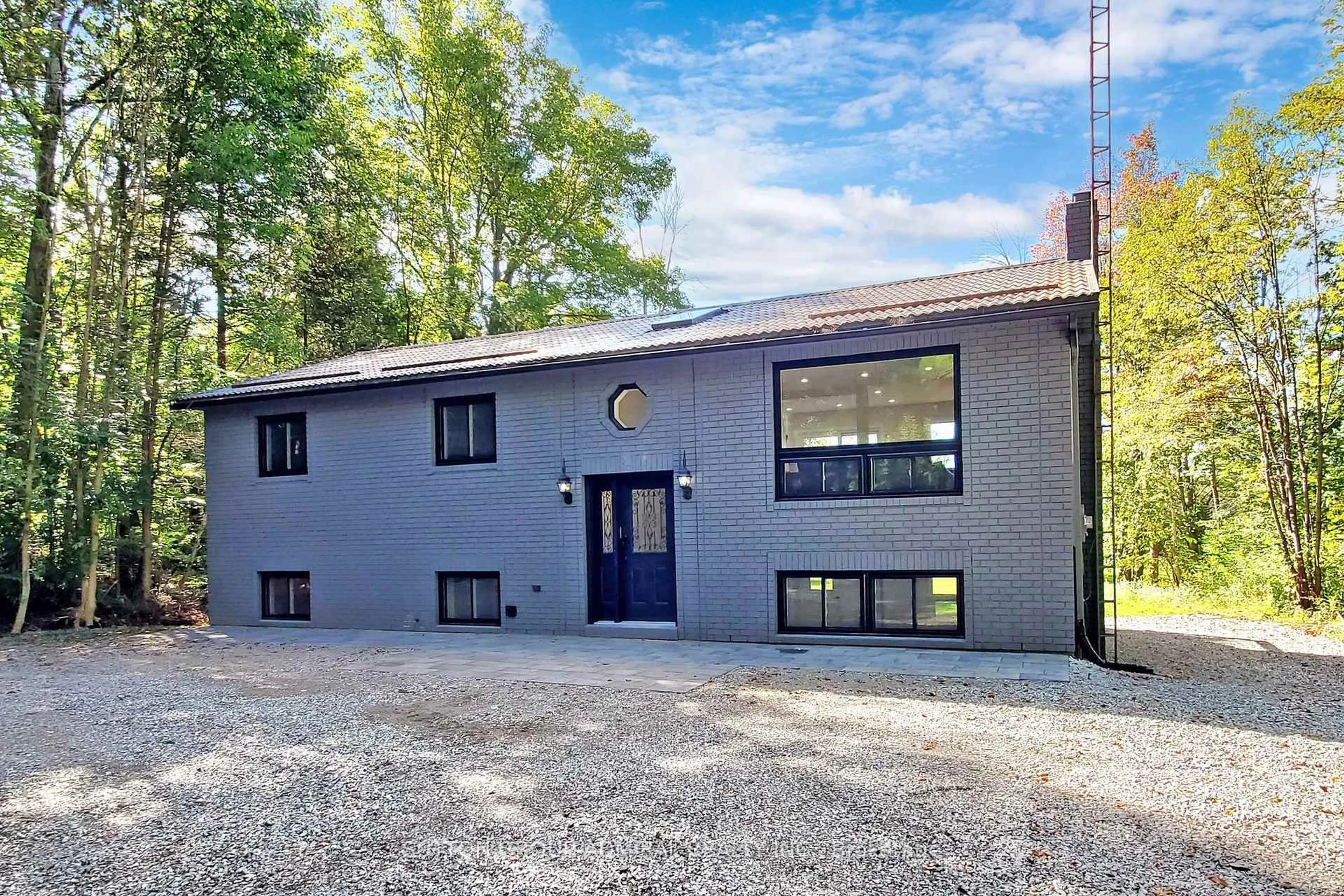 A pic from outside/outdoor area/front of a property/back of a property/a pic from drone, building for 5127 Severn Pines Cres, Severn Ontario L0K 2B0