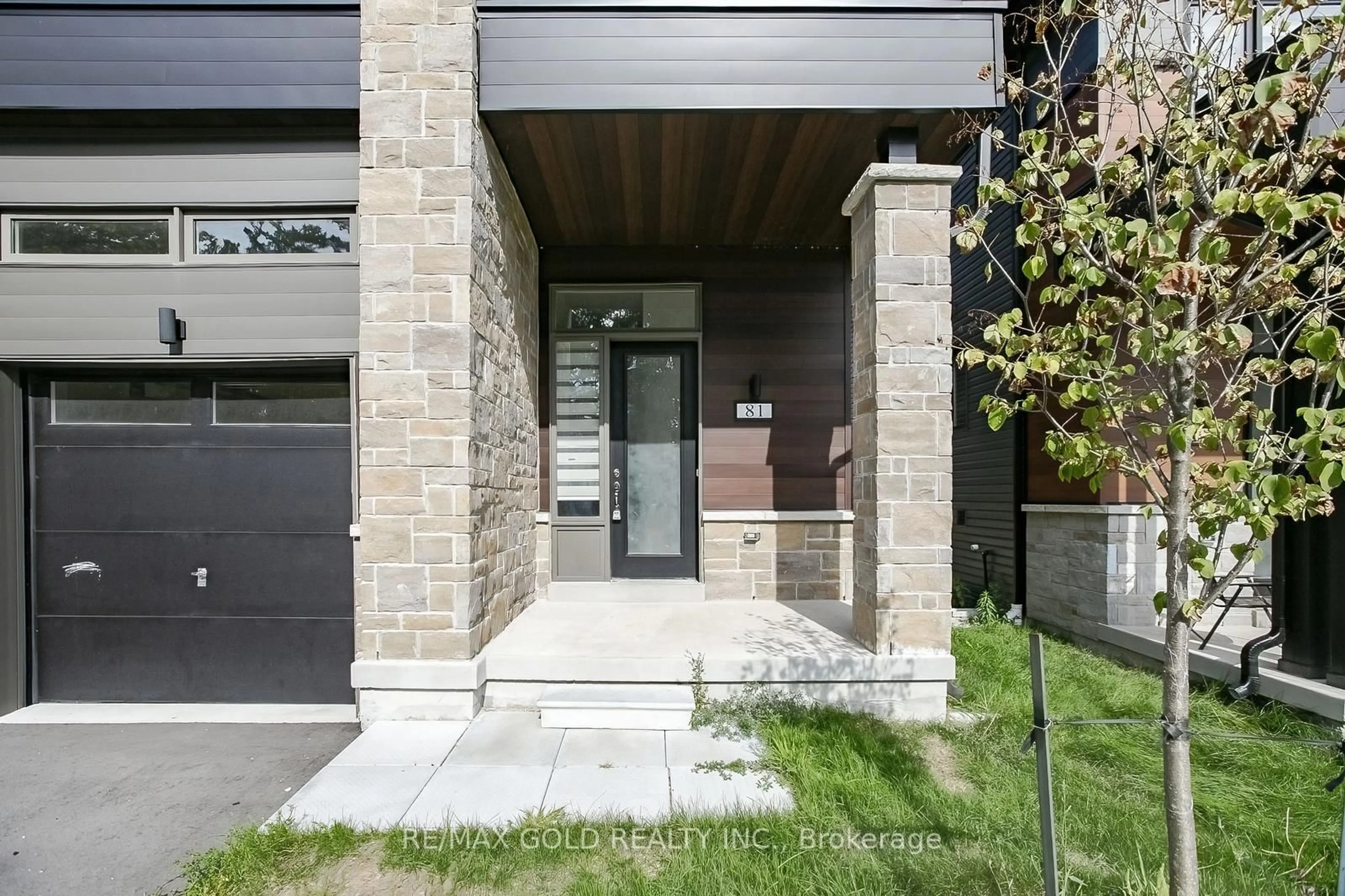 Home with brick exterior material, street for 81 Berkely St, Wasaga Beach Ontario L9Z 2N6