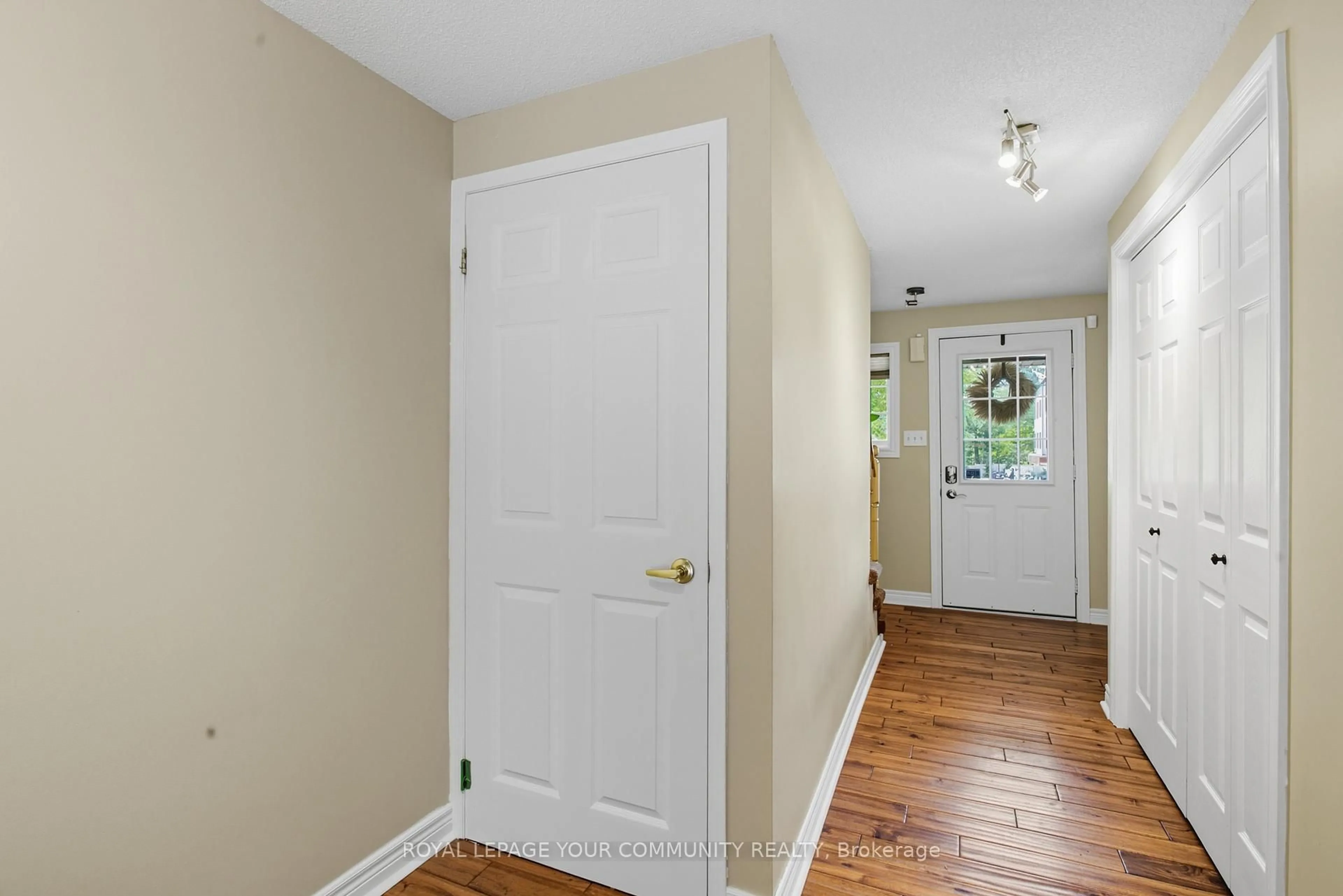 Indoor entryway for 431 Ferndale Dr, Barrie Ontario L4N 0M1
