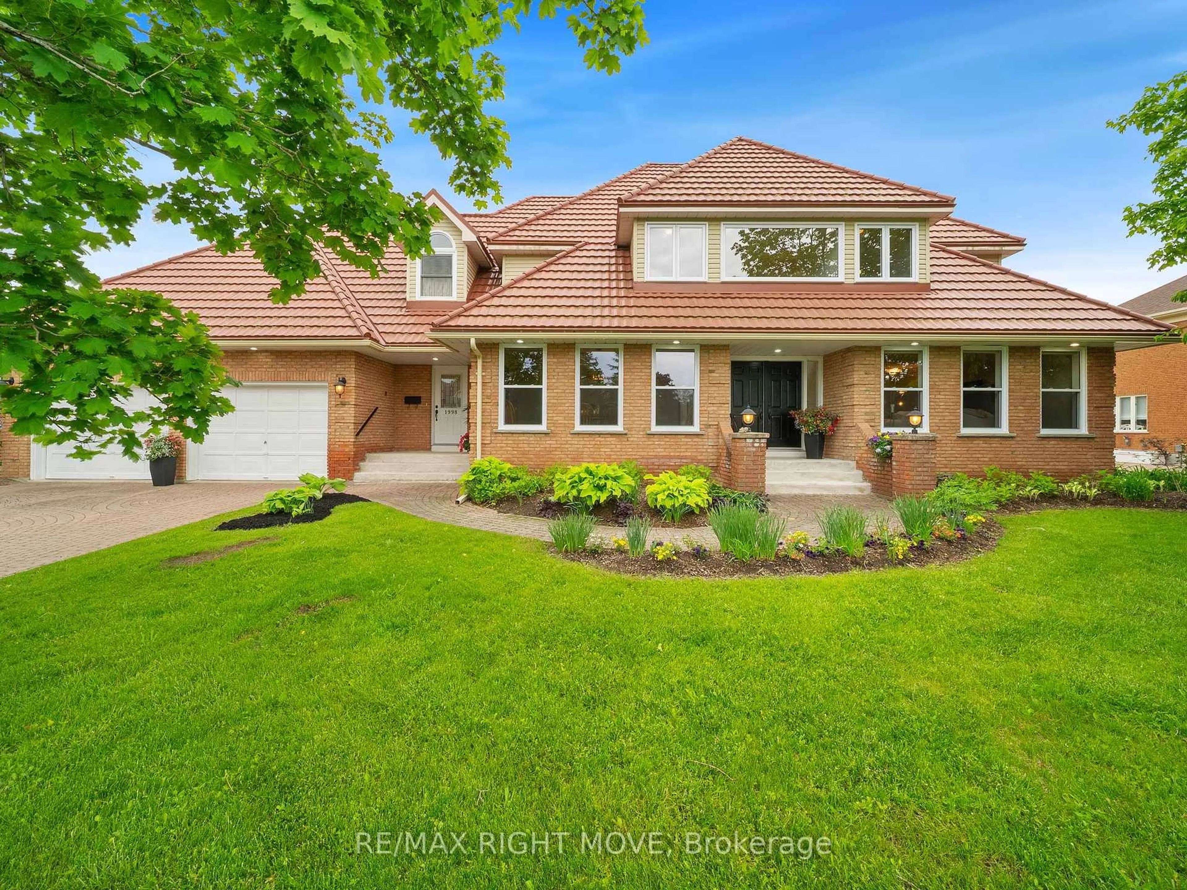 Home with brick exterior material, street for 1998 Voyageur Circ, Severn Ontario L3V 7L3