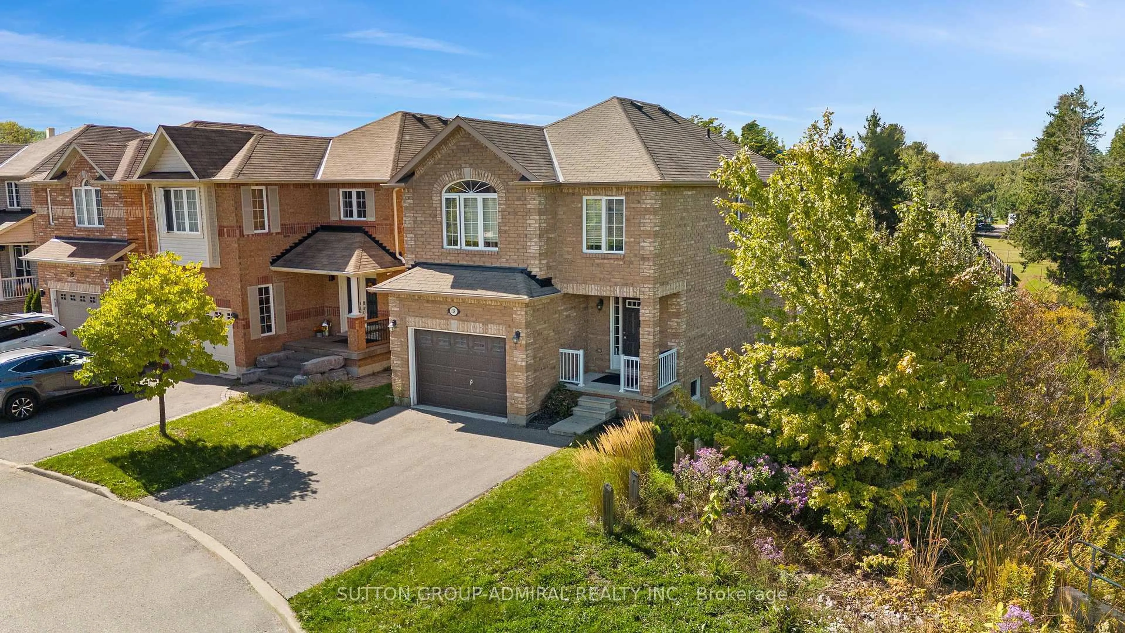 A pic from outside/outdoor area/front of a property/back of a property/a pic from drone, street for 29 Crew Crt, Barrie Ontario L4N 5S4
