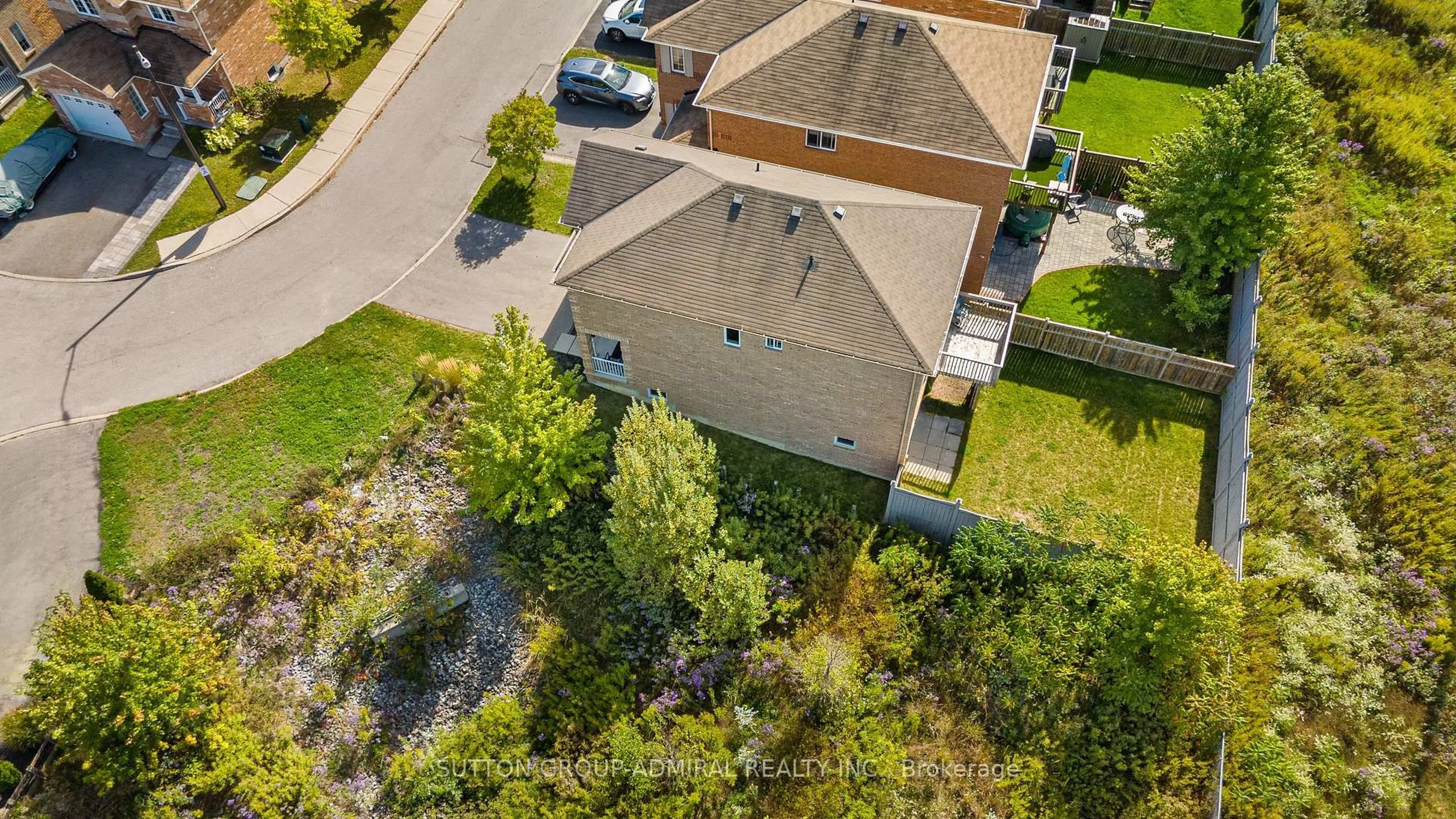 A pic from outside/outdoor area/front of a property/back of a property/a pic from drone, street for 29 Crew Crt, Barrie Ontario L4N 5S4