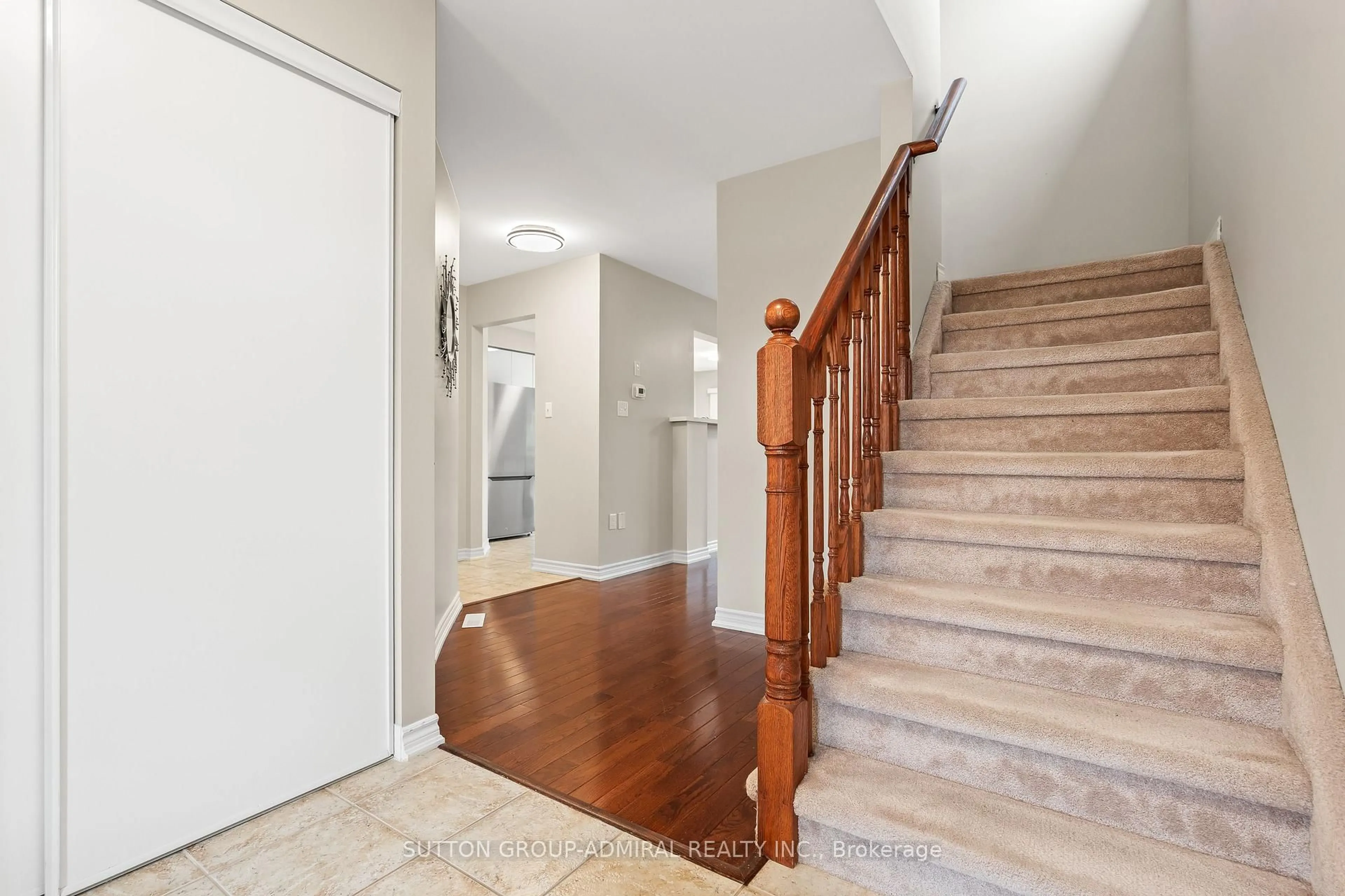 Indoor entryway for 29 Crew Crt, Barrie Ontario L4N 5S4
