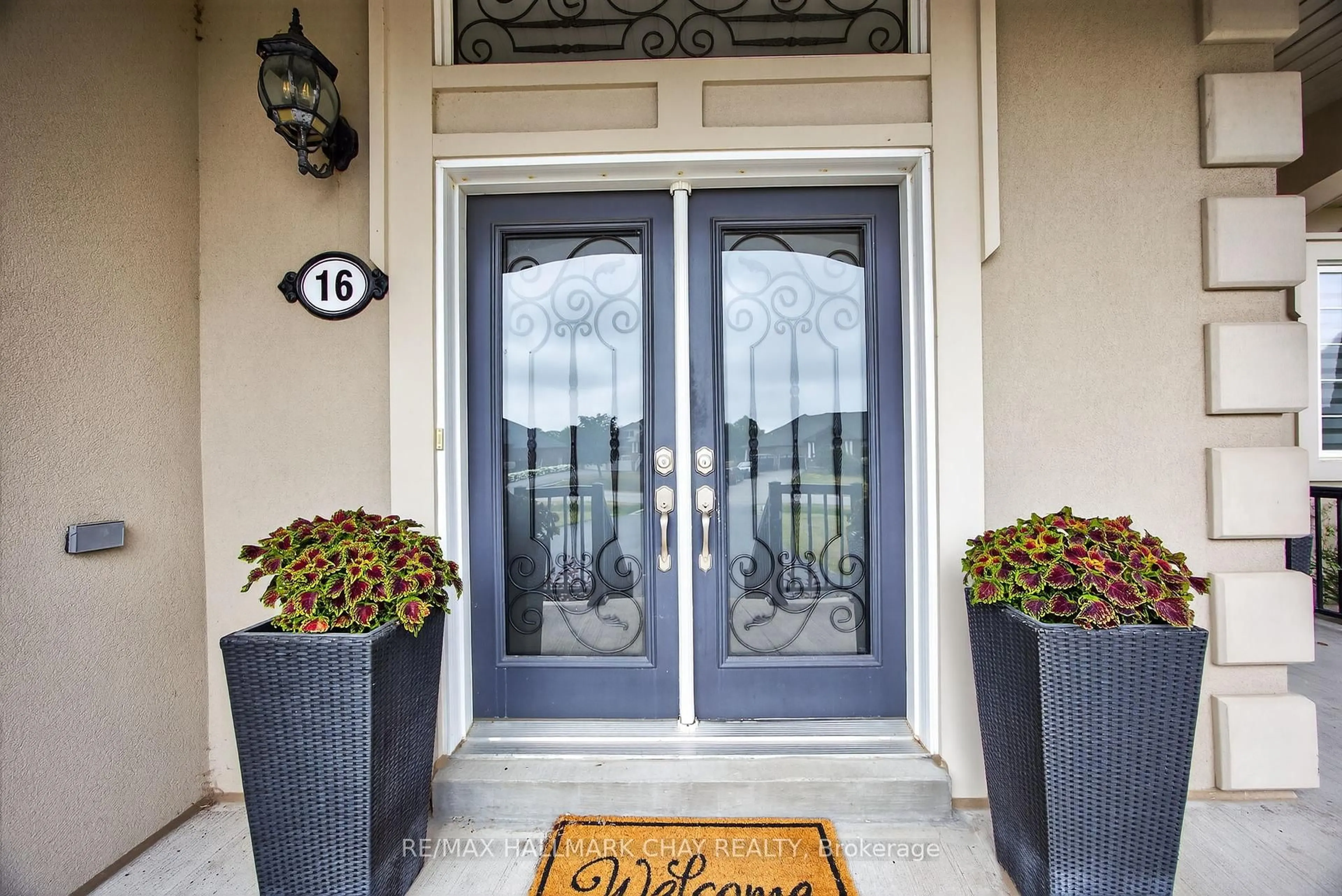 Indoor entryway for 16 Basswood Dr, Wasaga Beach Ontario L9Z 0A9