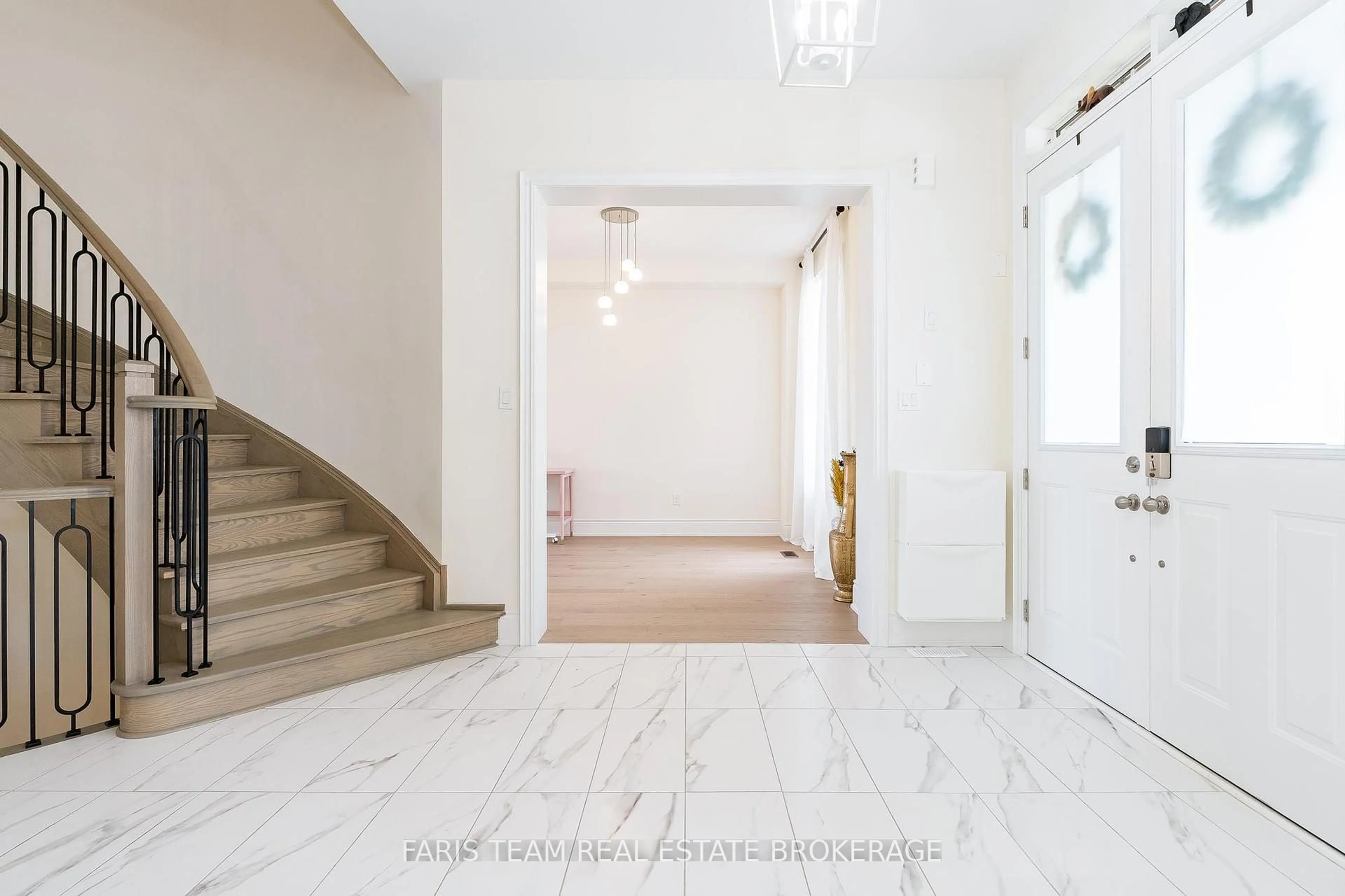 Indoor foyer for 13 Sanford Circ, Springwater Ontario L9X 2A8
