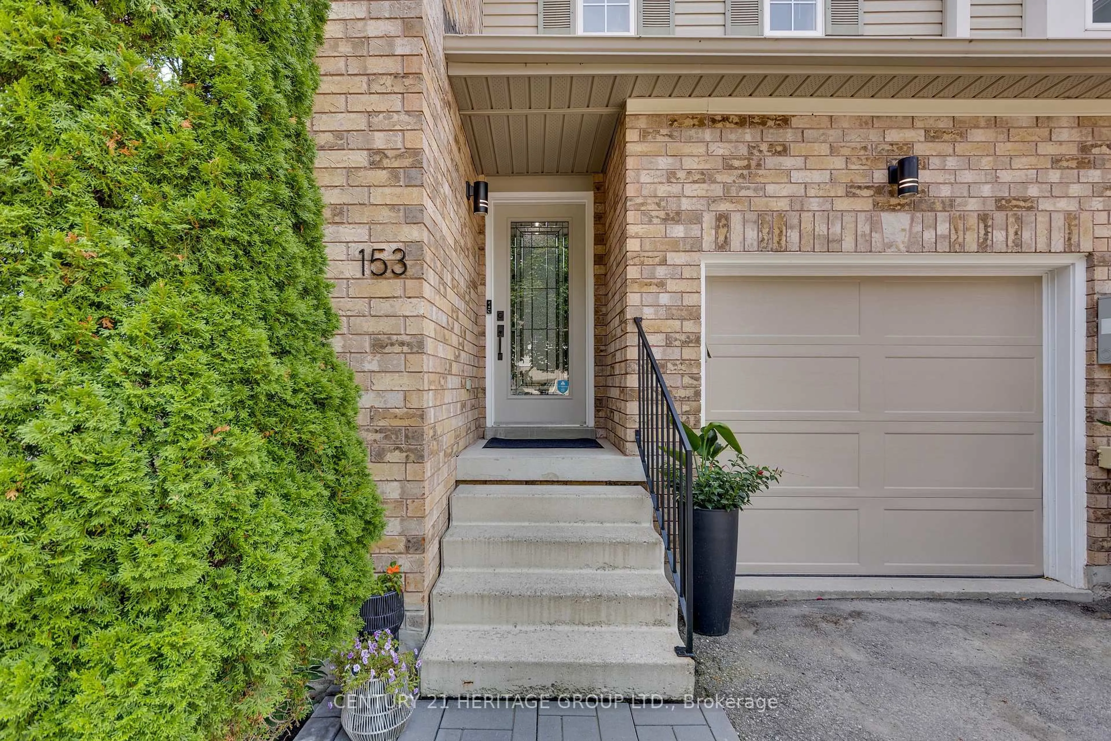 Indoor entryway for 153 Thrushwood Dr, Barrie Ontario L4N 0Z1