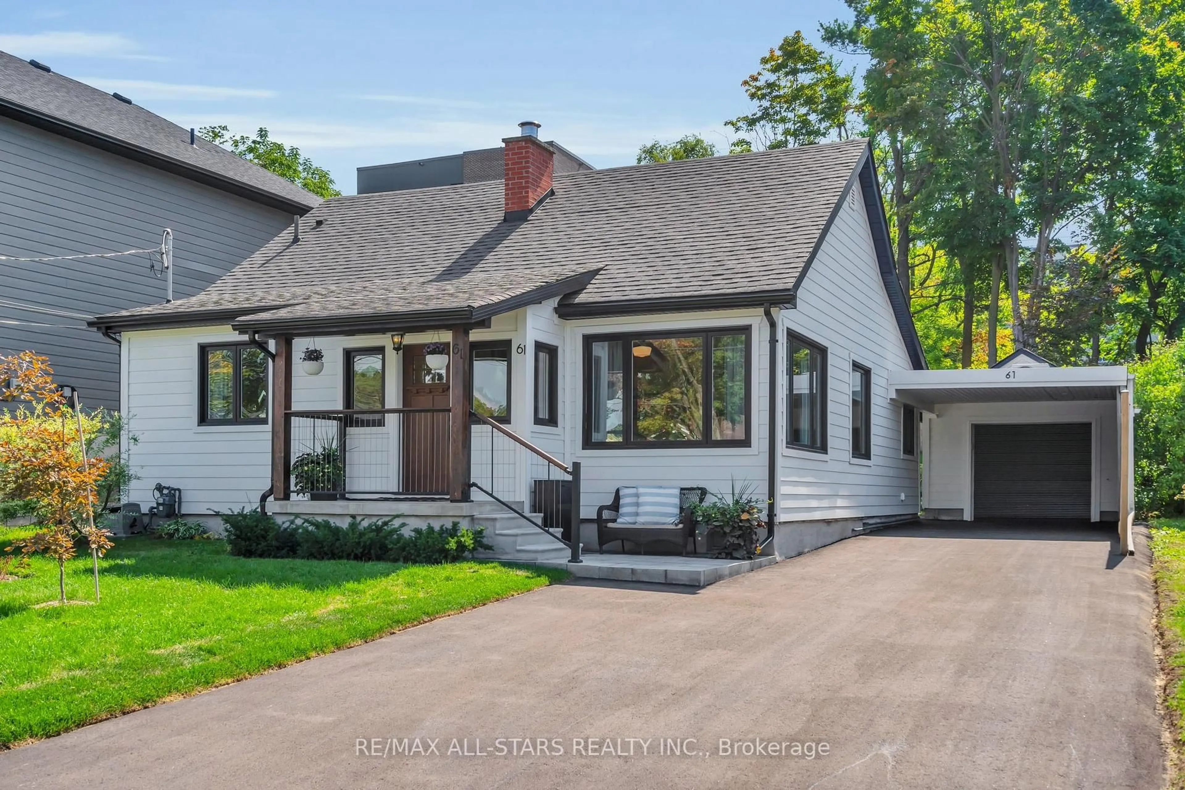 Home with vinyl exterior material, street for 61 Holgate St, Barrie Ontario L4N 2T8
