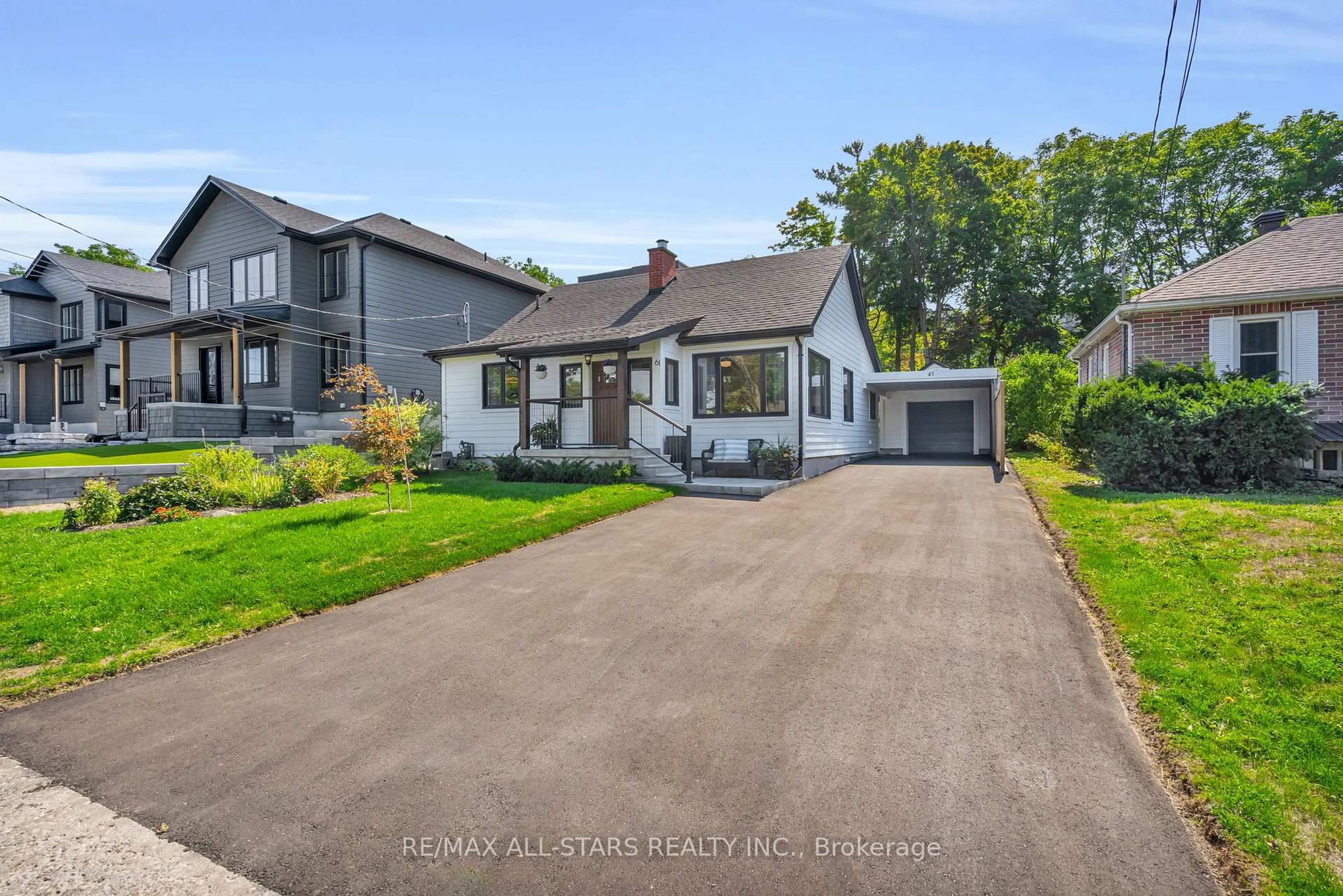 A pic from outside/outdoor area/front of a property/back of a property/a pic from drone, street for 61 Holgate St, Barrie Ontario L4N 2T8