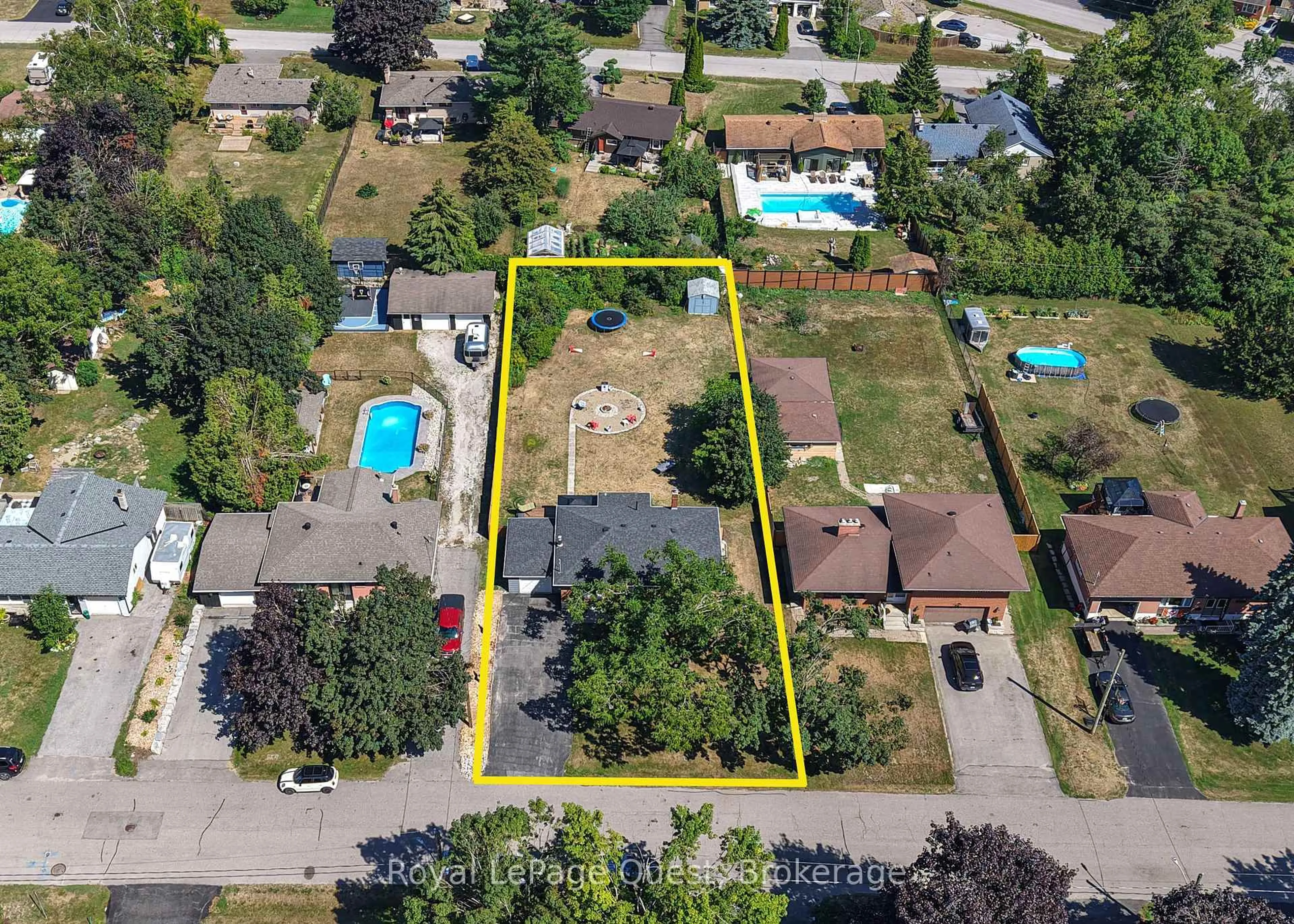 A pic from outside/outdoor area/front of a property/back of a property/a pic from drone, street for 36 Esther Anne Dr, Orillia Ontario L3V 3G9