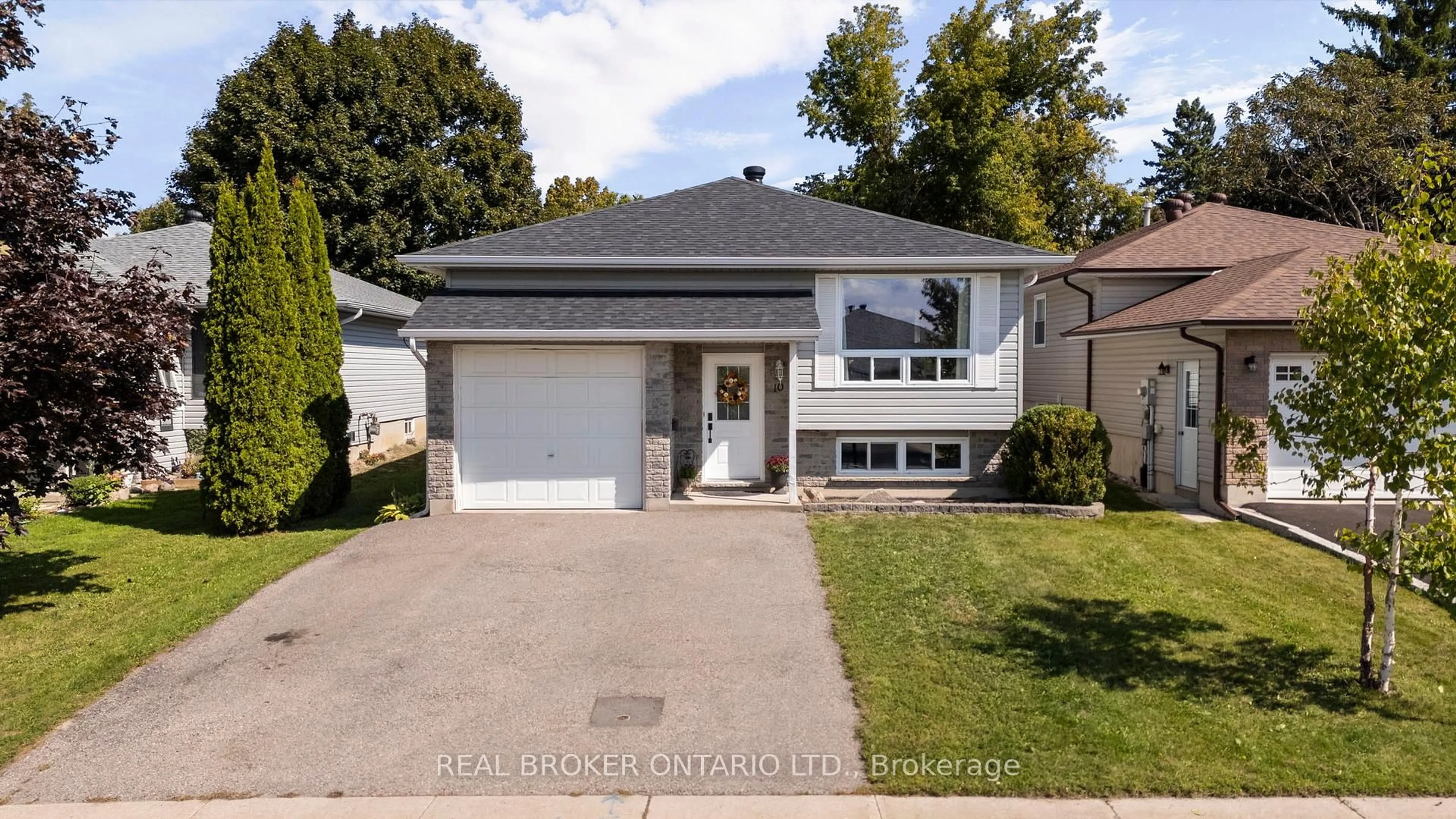 Home with vinyl exterior material, street for 10 Jordon Cres, Orillia Ontario L3V 8A9