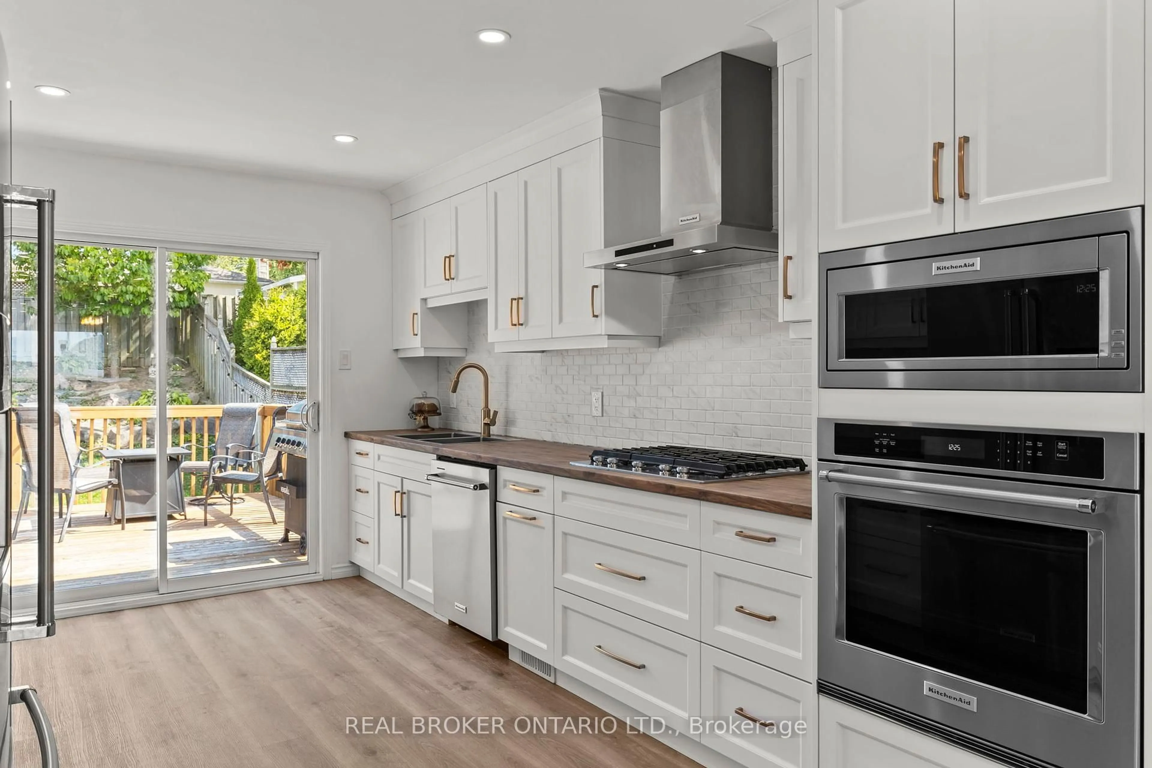 Open concept kitchen, ceramic/tile floor for 10 Jordon Cres, Orillia Ontario L3V 8A9
