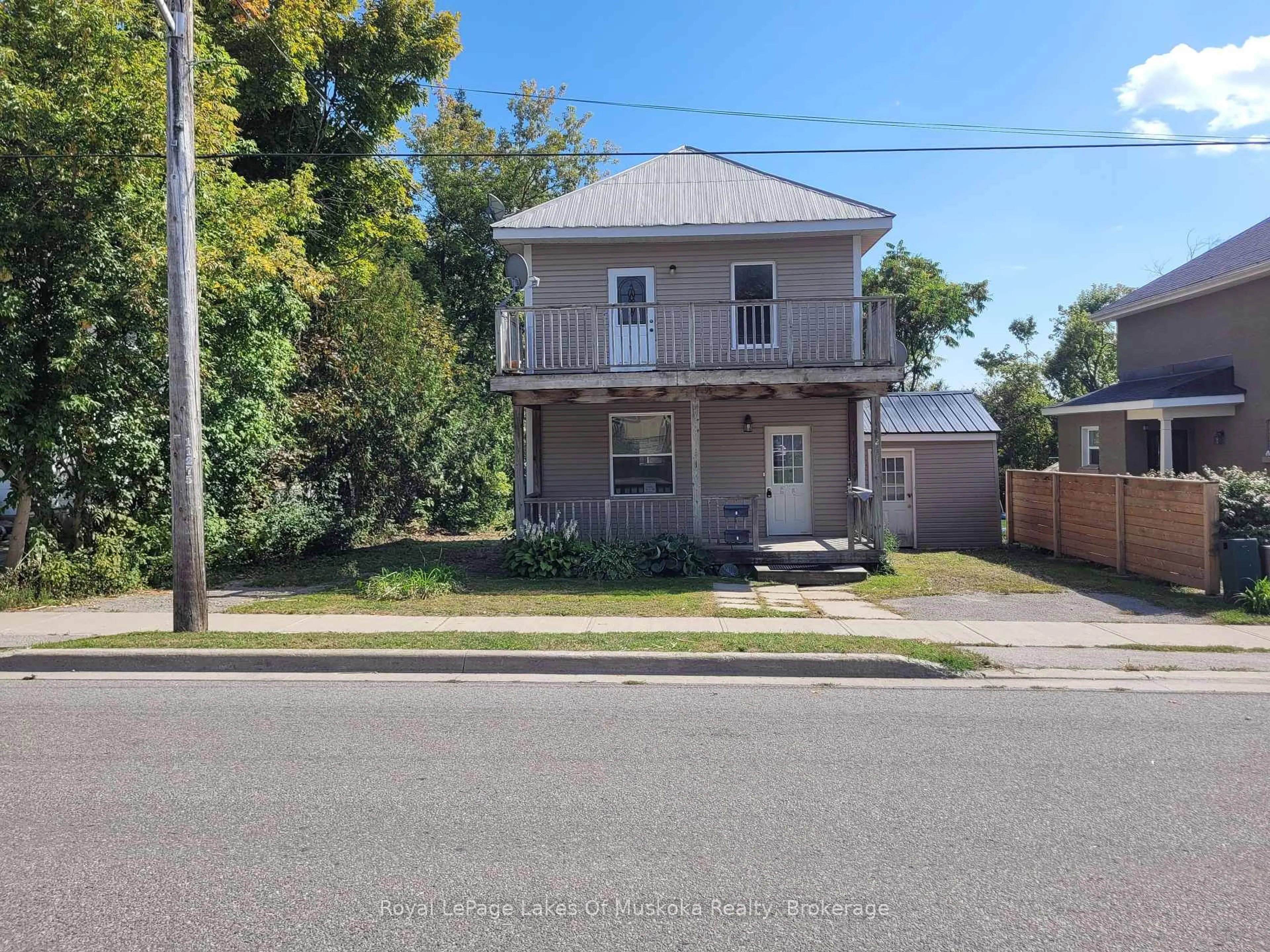 A pic from outside/outdoor area/front of a property/back of a property/a pic from drone, street for 227 Nottawasaga St, Orillia Ontario L3V 3K2