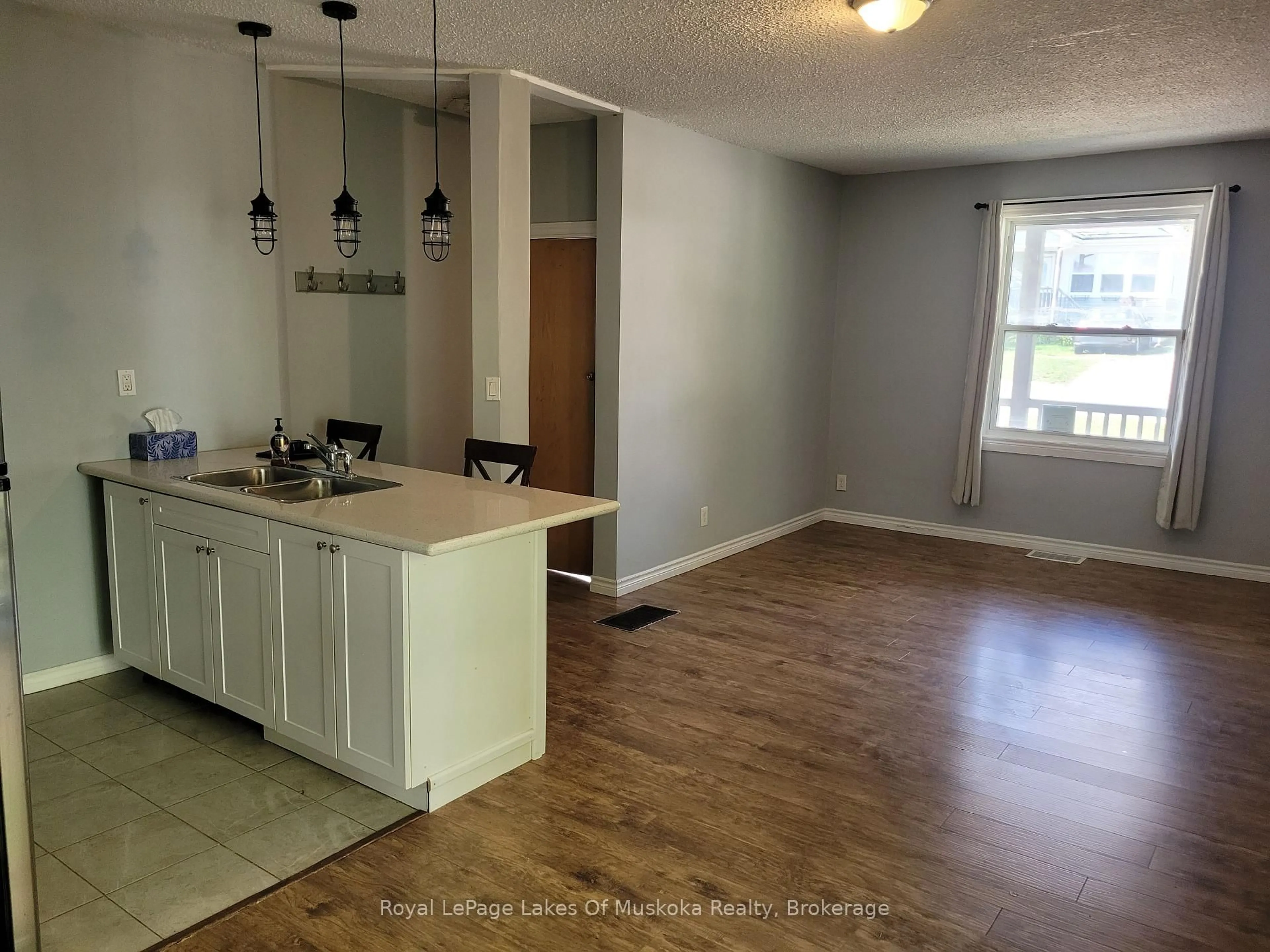 Open concept kitchen, unknown for 227 Nottawasaga St, Orillia Ontario L3V 3K2