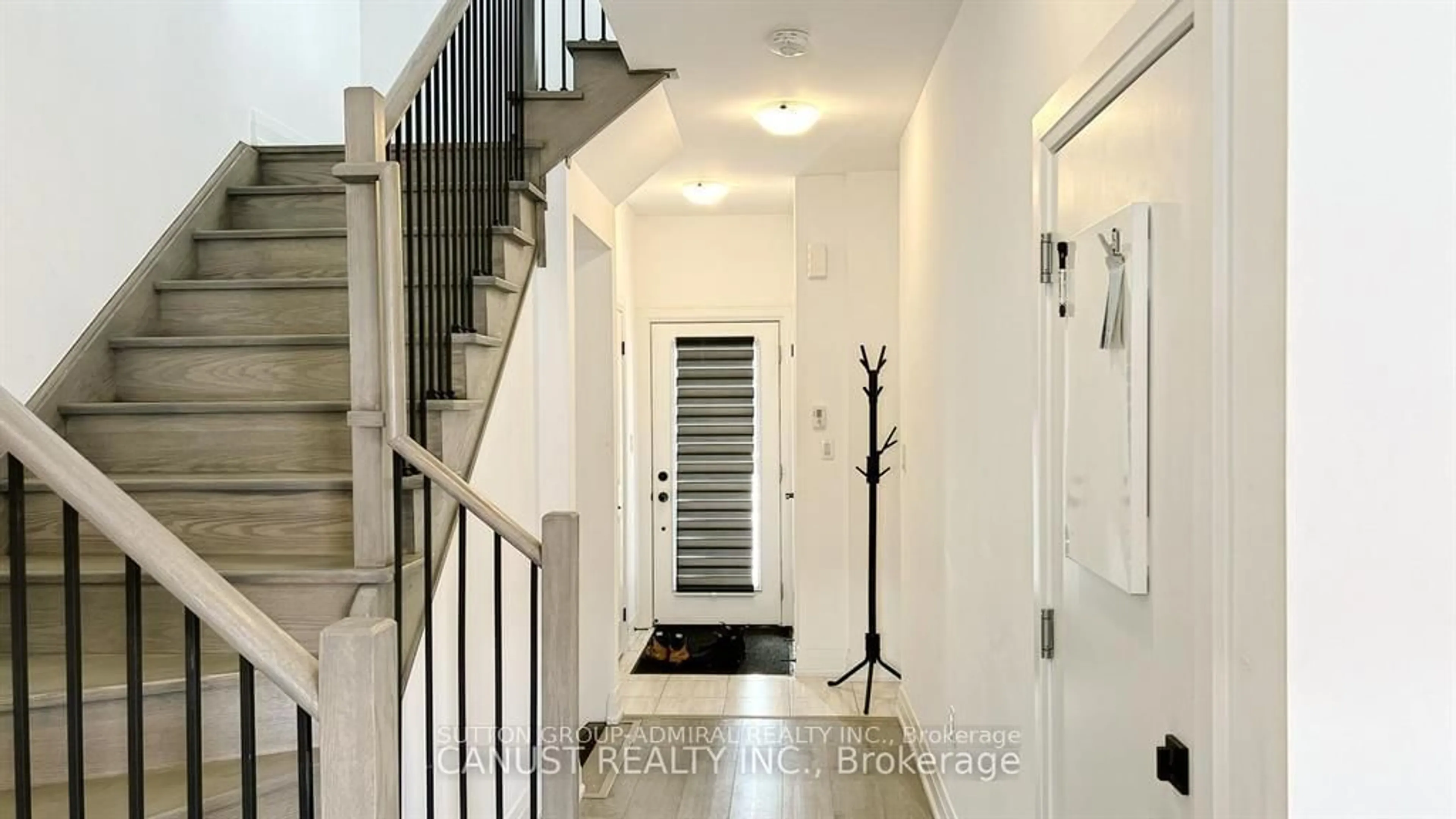 Indoor entryway for 112 Fairlane Ave, Barrie Ontario L9J 0M5
