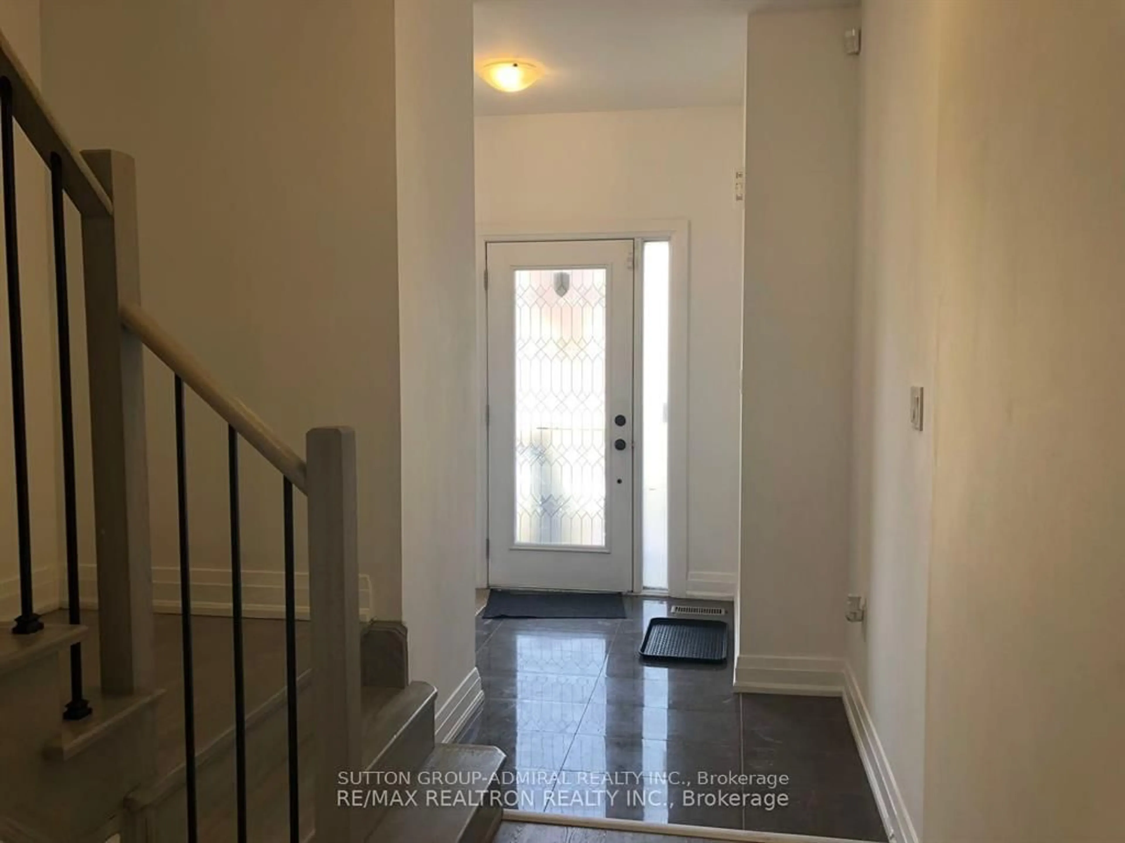 Indoor foyer for 112 Fairlane Ave, Barrie Ontario L9J 0M5