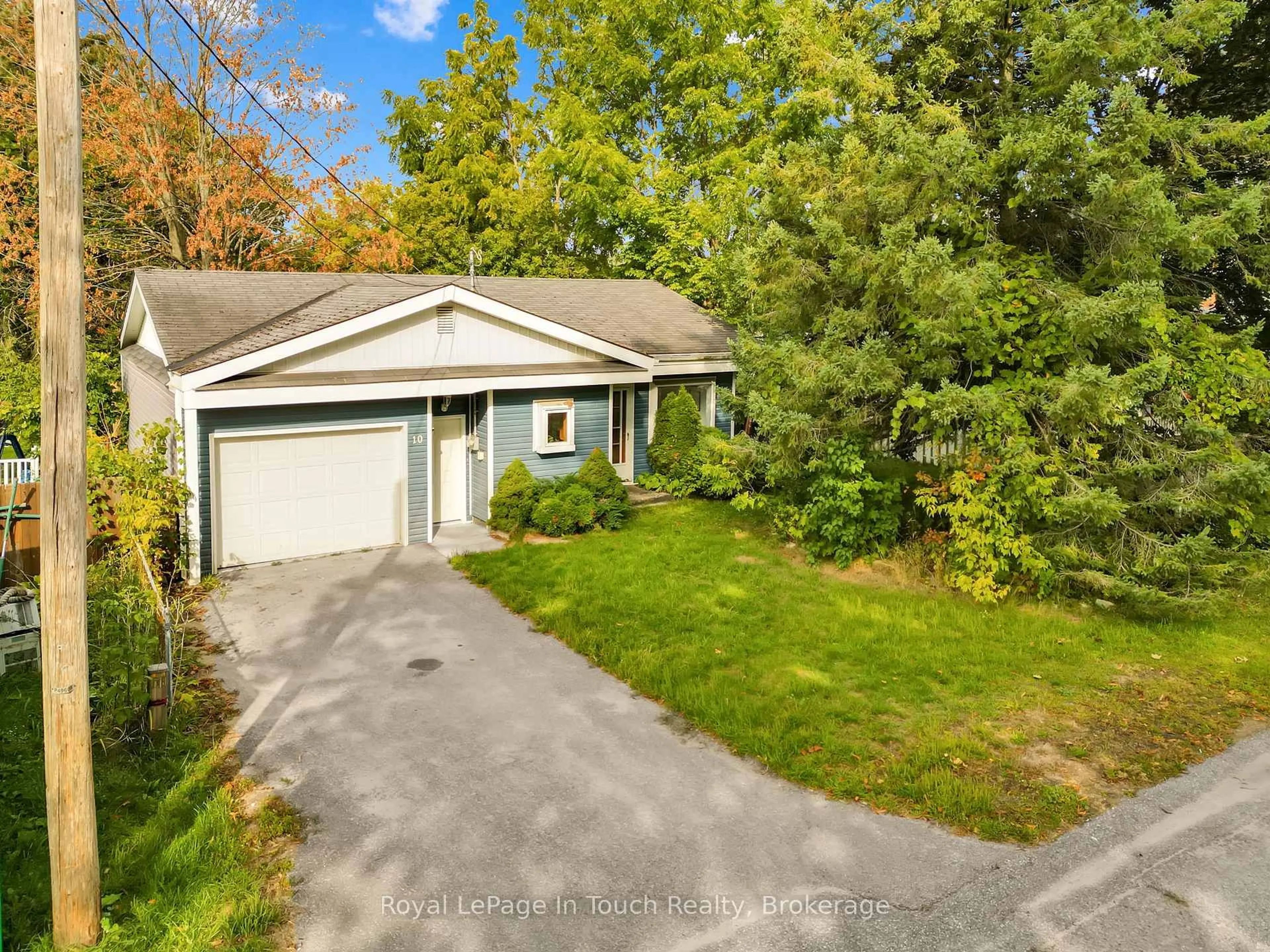A pic from outside/outdoor area/front of a property/back of a property/a pic from drone, street for 10 Leonard Ave, Penetanguishene Ontario L9M 1C8