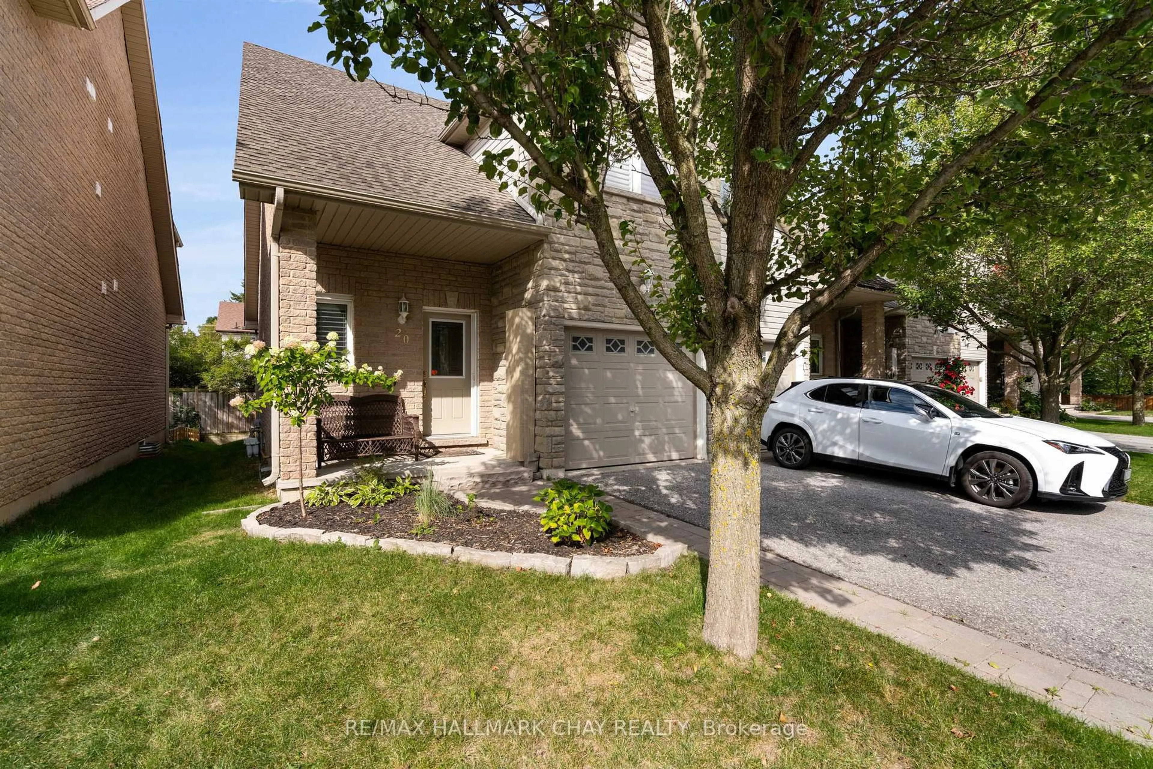 Home with brick exterior material, street for 125 Huronia Rd #20, Barrie Ontario L4N 4G1