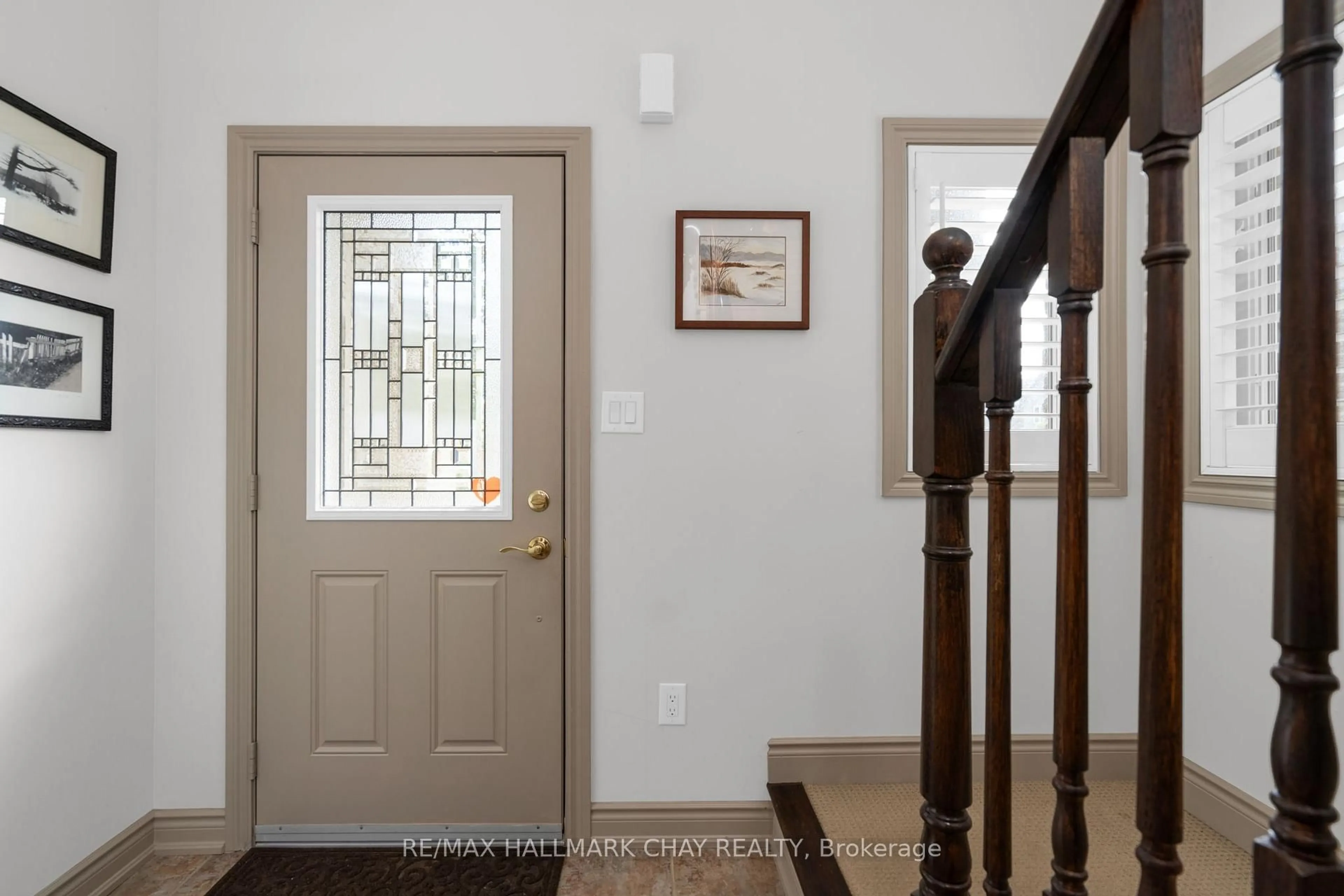 Indoor entryway for 125 Huronia Rd #20, Barrie Ontario L4N 4G1