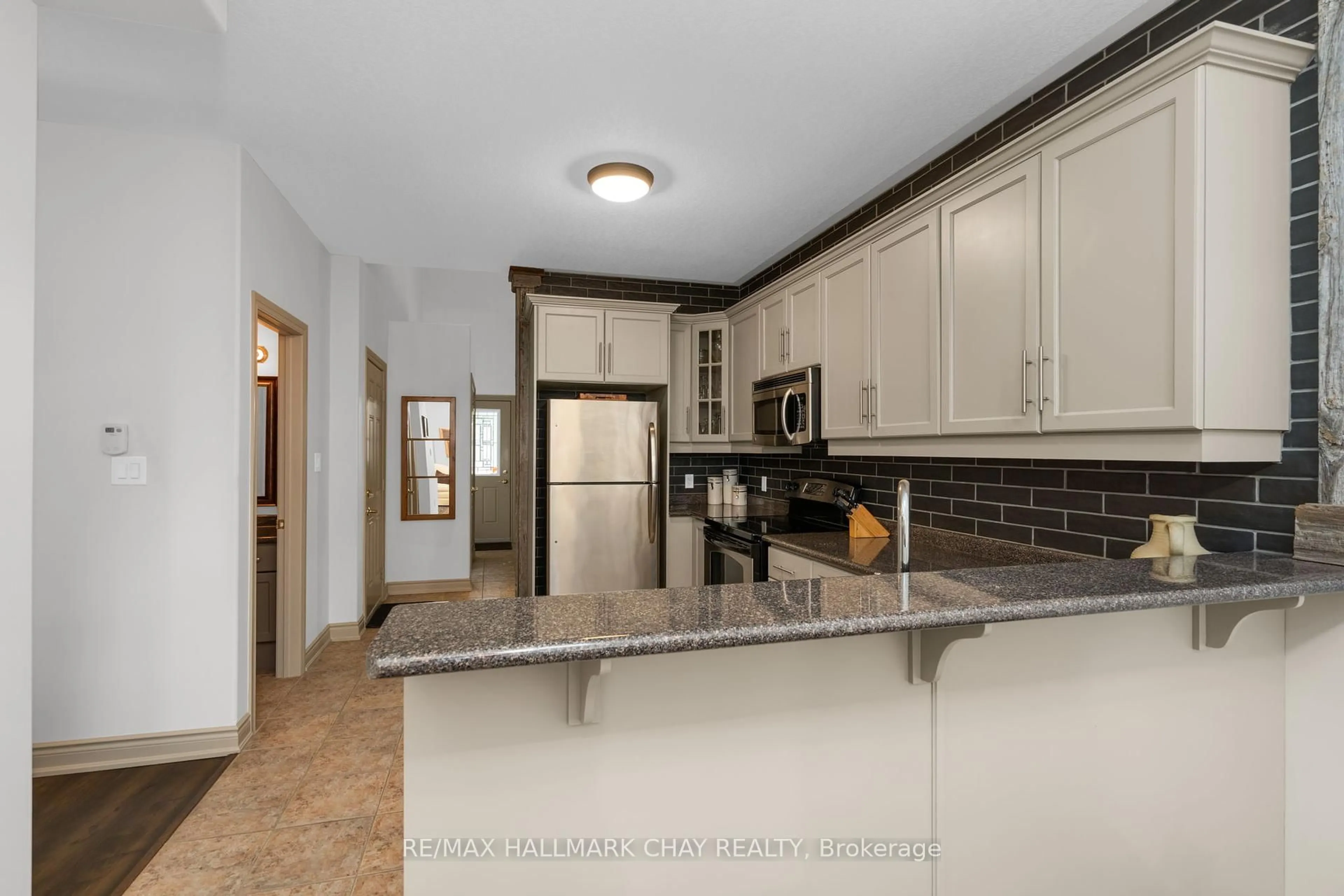Standard kitchen, ceramic/tile floor for 125 Huronia Rd #20, Barrie Ontario L4N 4G1