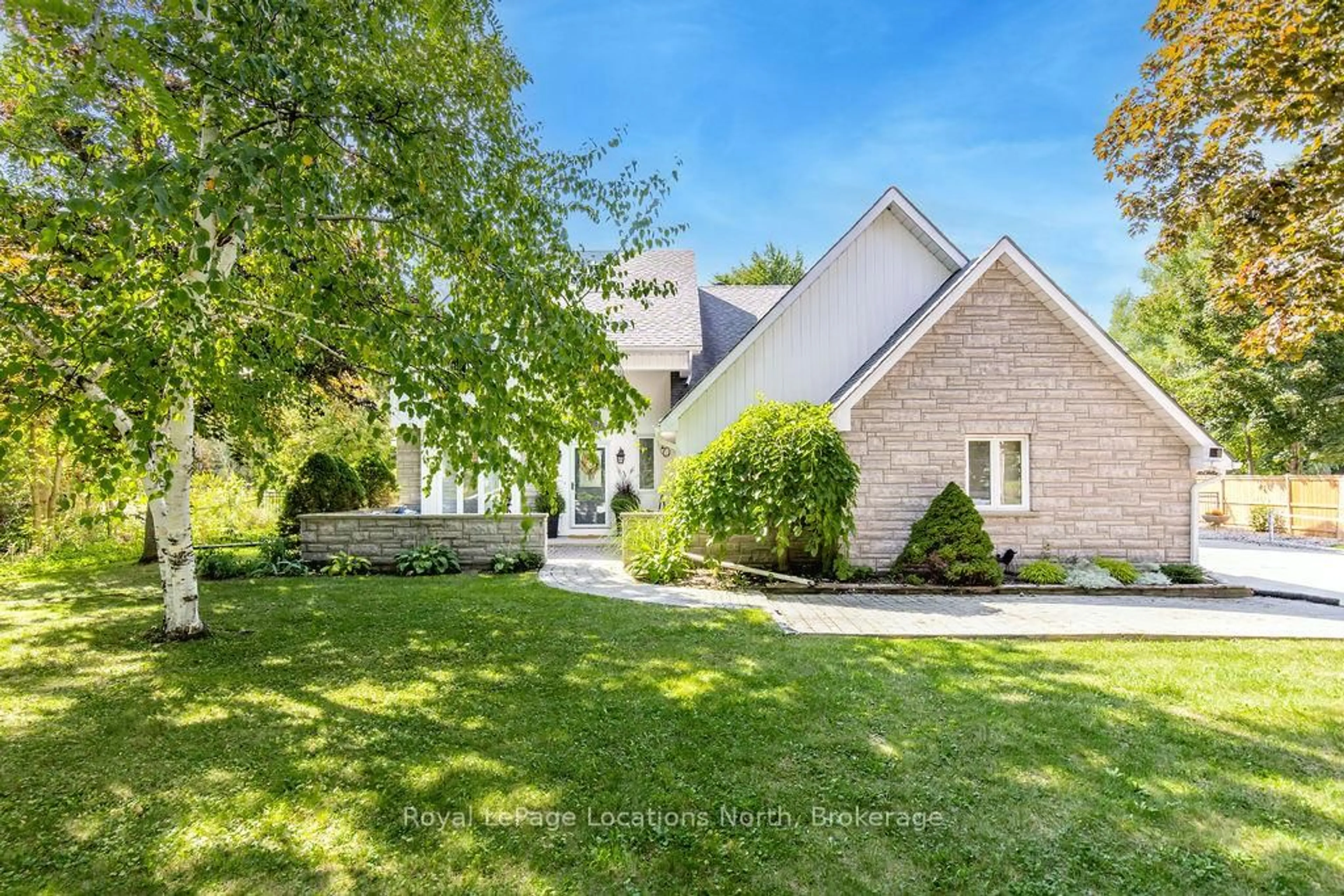 A pic from outside/outdoor area/front of a property/back of a property/a pic from drone, street for 16 HOMESTEAD Dr, Clearview Ontario L9Y 3Y9