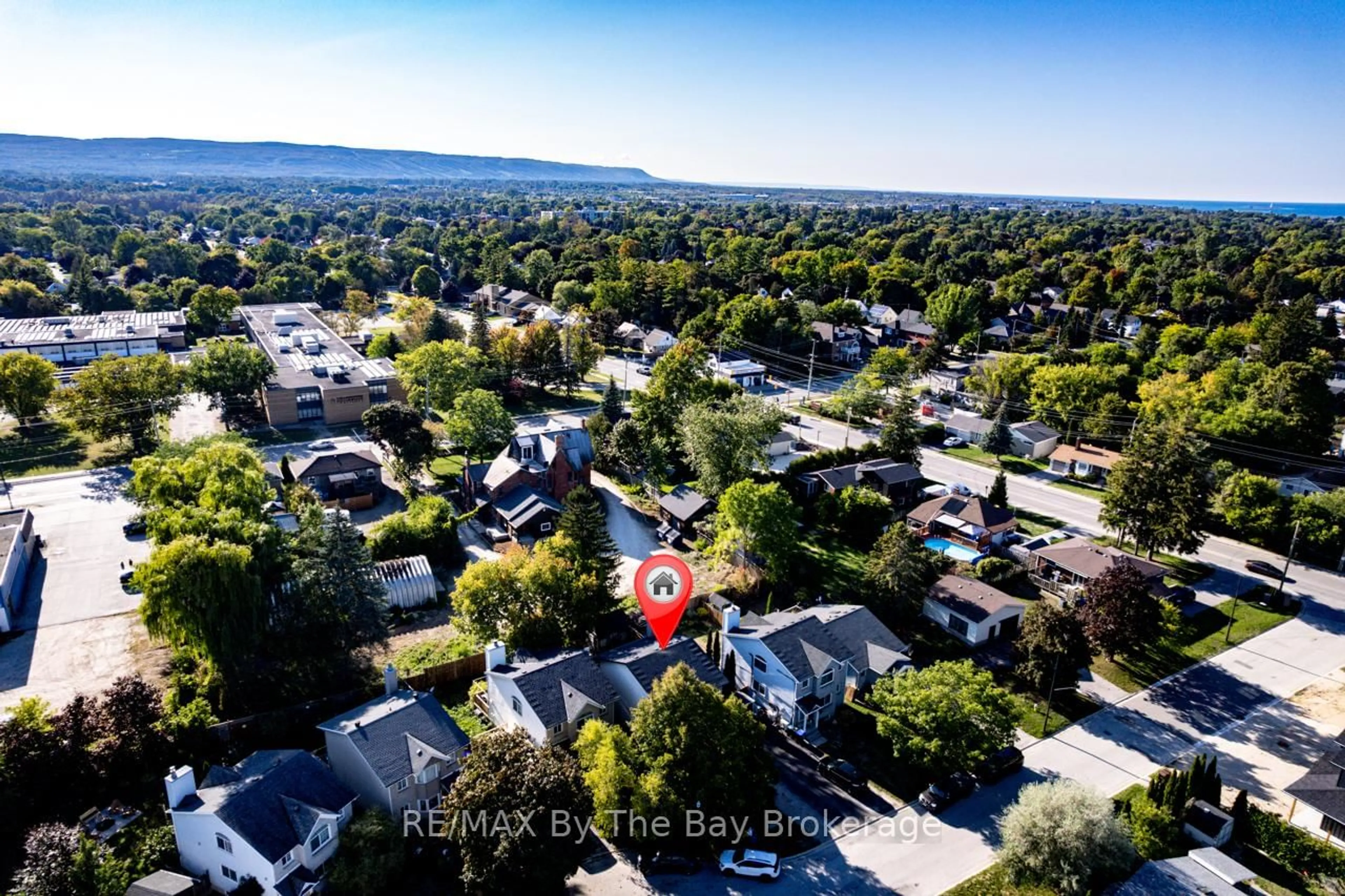 A pic from outside/outdoor area/front of a property/back of a property/a pic from drone, unknown for 714 Ste Marie St, Collingwood Ontario L9Y 4T5