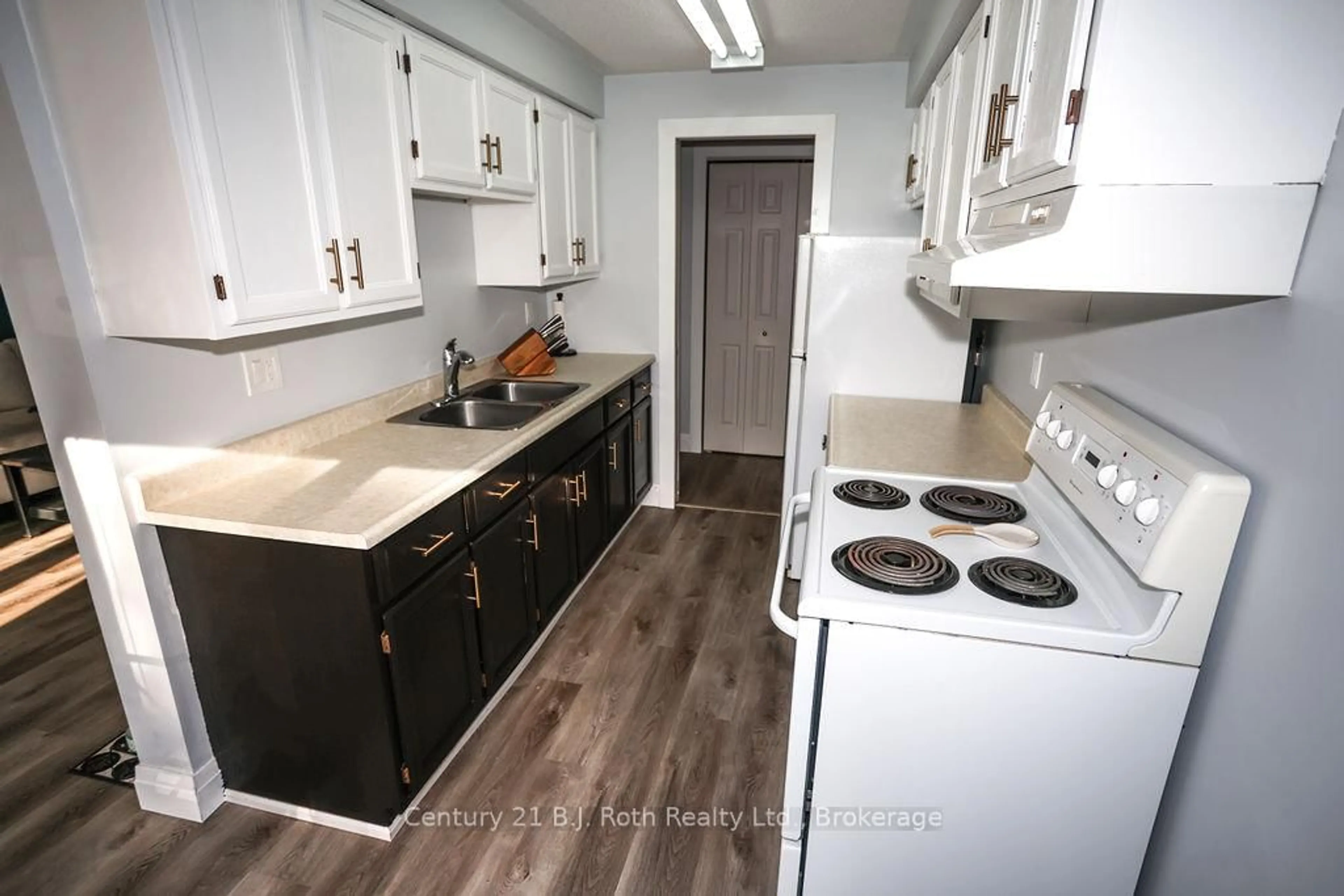 Standard kitchen, unknown for 155 Church St #21, Penetanguishene Ontario L9M 1E4