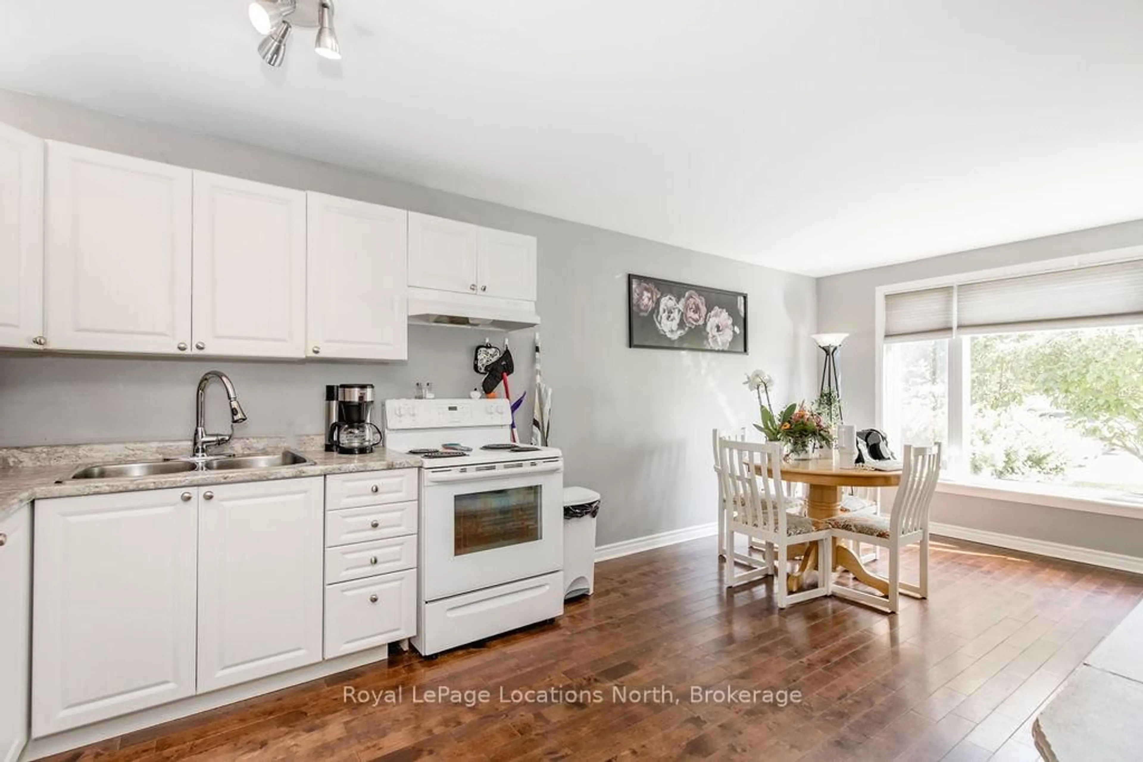 Open concept kitchen, unknown for 76 Courtice Cres, Collingwood Ontario L9Y 4G1