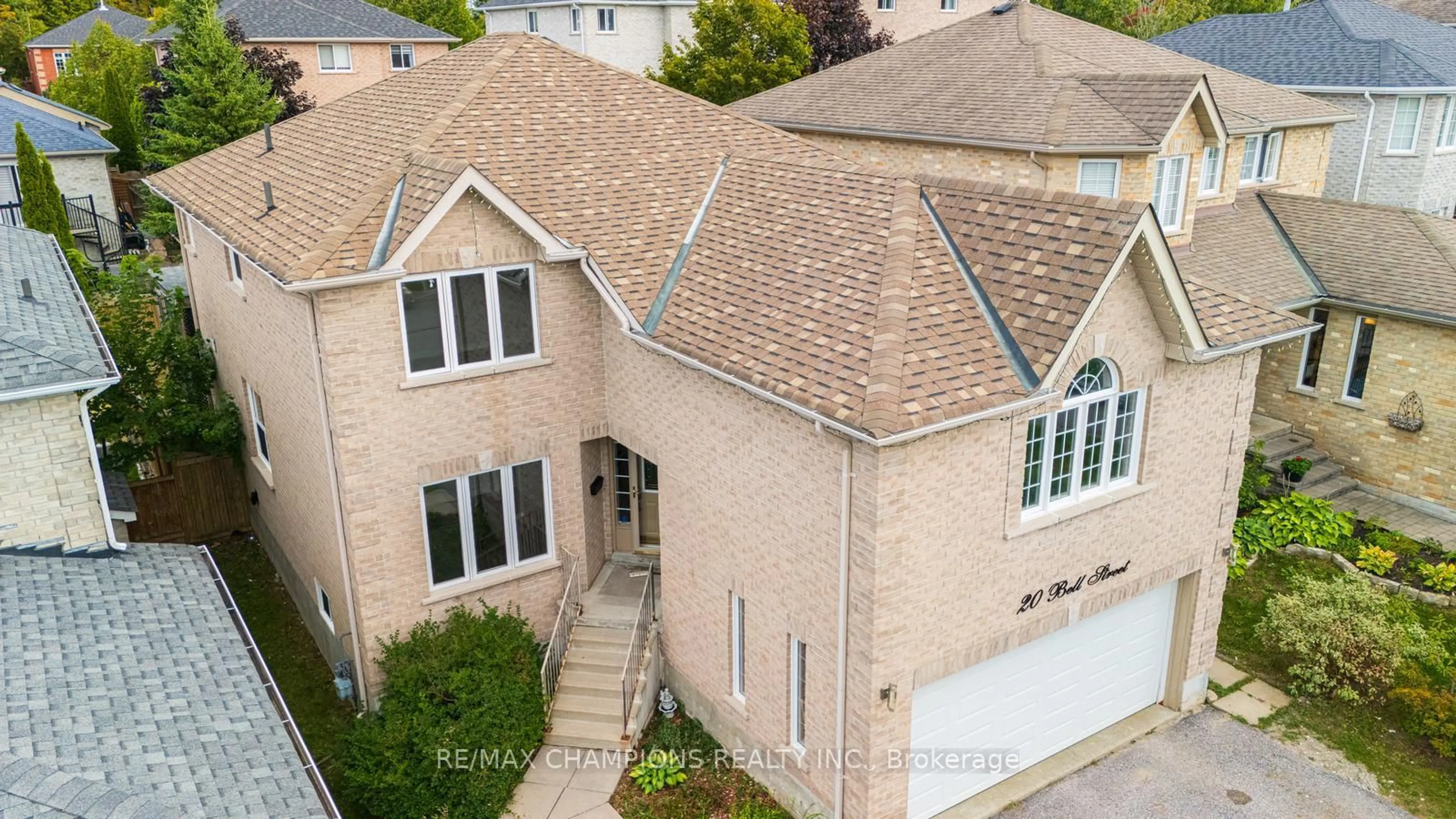 A pic from outside/outdoor area/front of a property/back of a property/a pic from drone, unknown for 20 Bell St, Barrie Ontario L4N 0J2