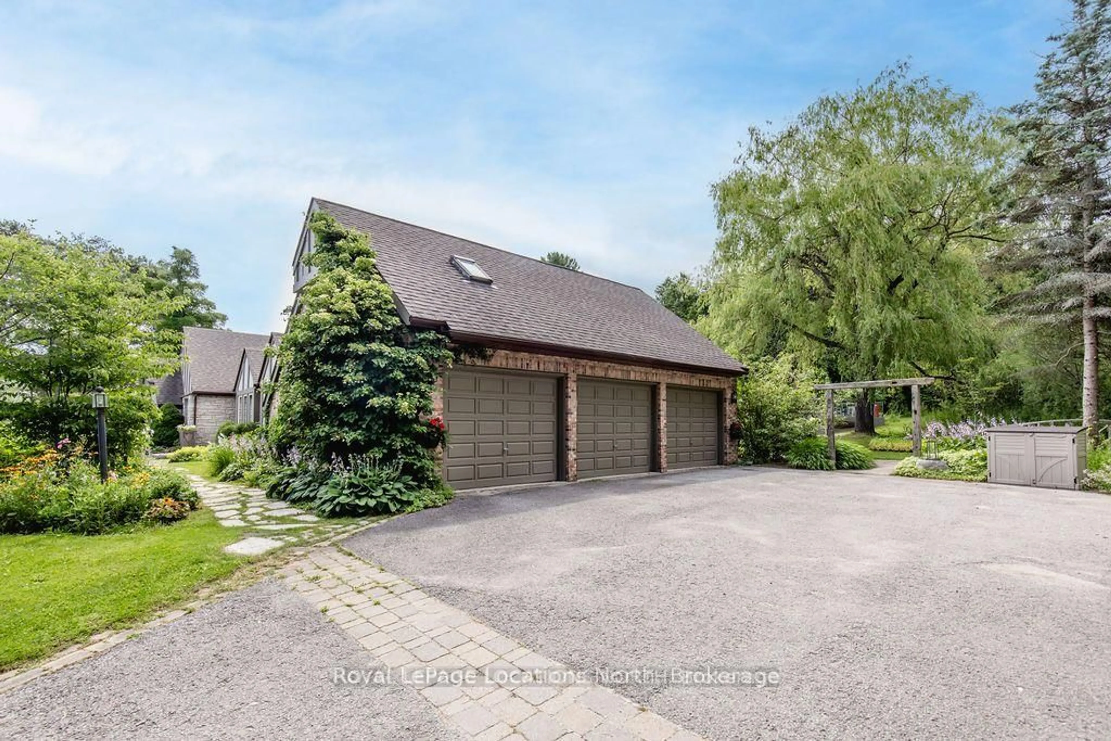 A pic from outside/outdoor area/front of a property/back of a property/a pic from drone, street for 7 Purple Hill Lane, Clearview Ontario L0M 1G0