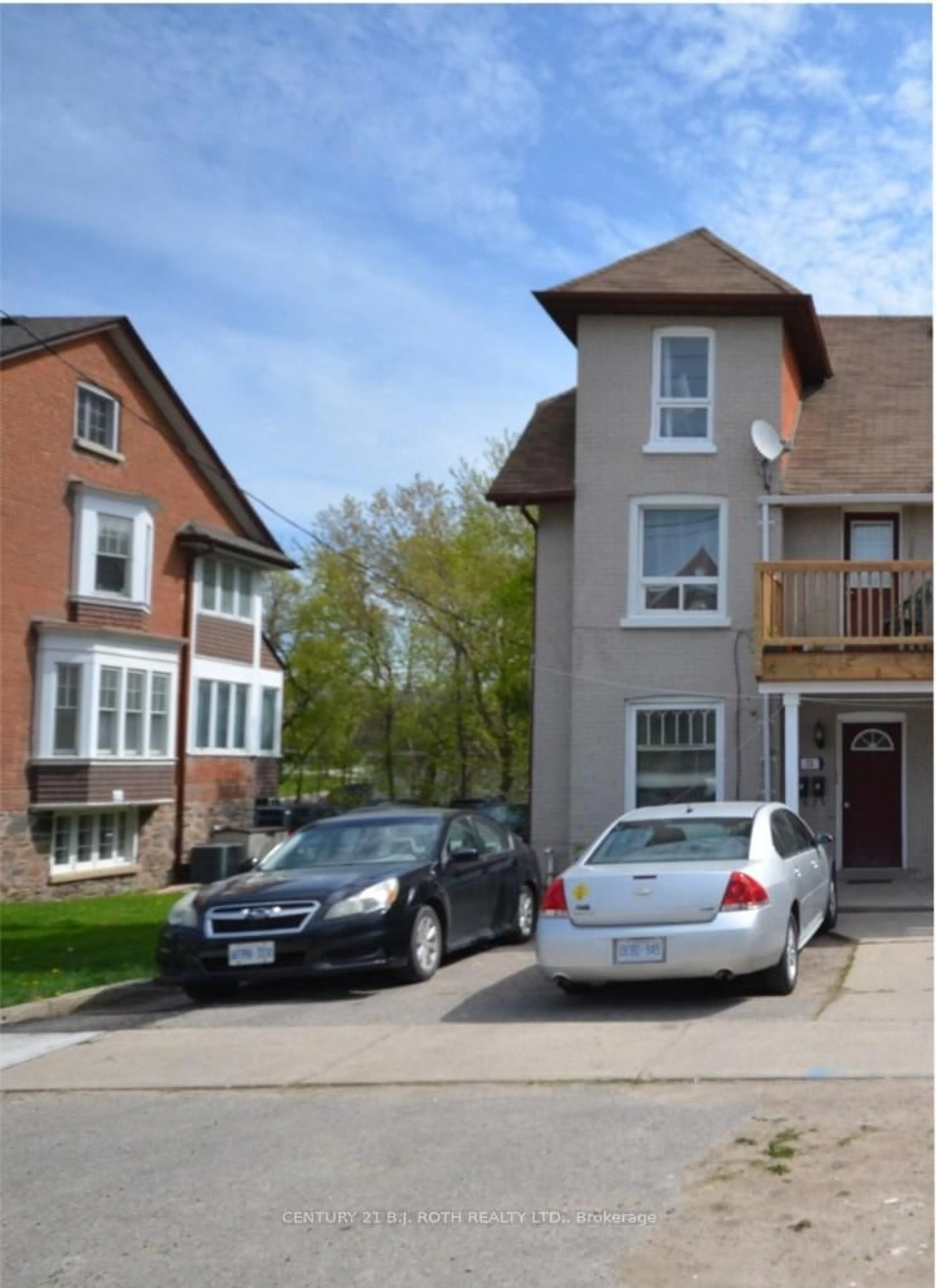 A pic from outside/outdoor area/front of a property/back of a property/a pic from drone, street for 75 High St, Barrie Ontario L4N 1W5